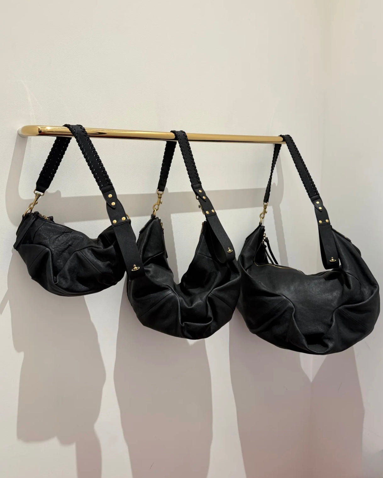 Vivienne Westwood Agnes Shoulder Bag 100%全牛皮超美牛角包［大推薦必入手Lemaire平替版 舊版金扣限時大折扣中!］