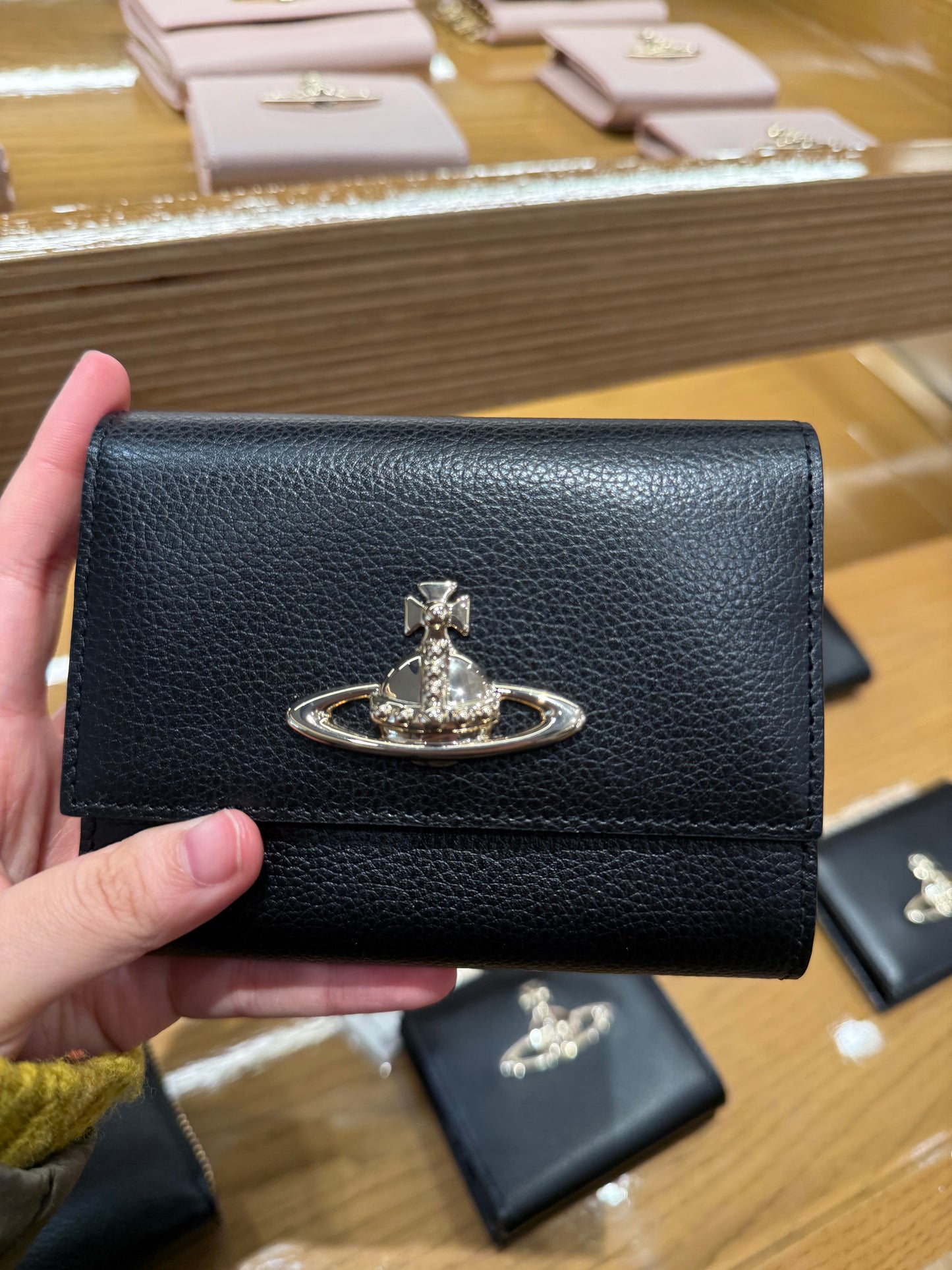 Vivienne Westwood 日本限定2025最新軟身荔枝皮 口金多層大銀包 [外置口金雙層coins bag+多卡位+雙層紙幣位] [專櫃已加價! 最後小量舊價現貨!]