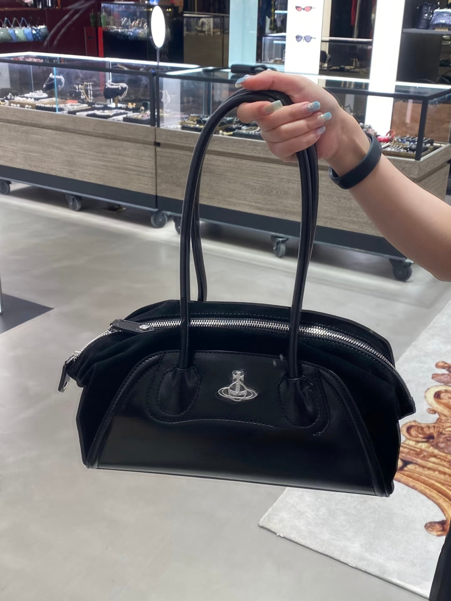 Vivienne Westwood Shirley Small Holdall Bag 最新上架法棍袋 [黑色猄皮限量現貨 年末大折扣中! 容量超大!]