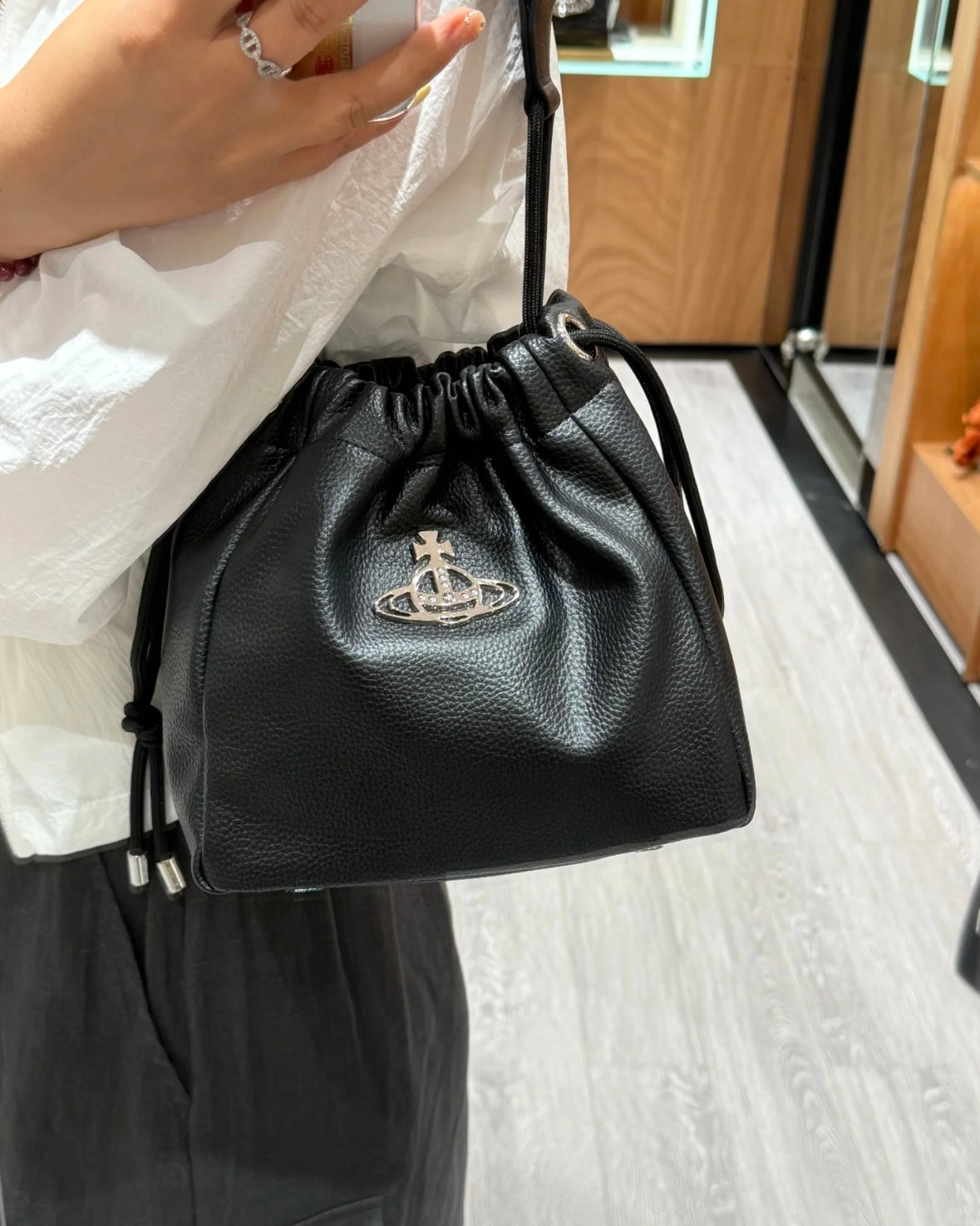 Vivienne Westwood Hilary Bucket Bag 超軟身黑銀荔枝皮 [雙11折上折! 大容量方形小水桶 可上膊!]
