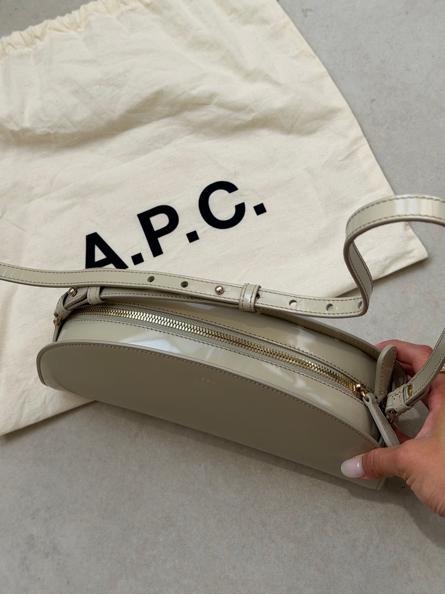 A.P.C Demi-Lune Shoulder Bag [絕美牛油果綠2026最新法式簡約法棍袋]