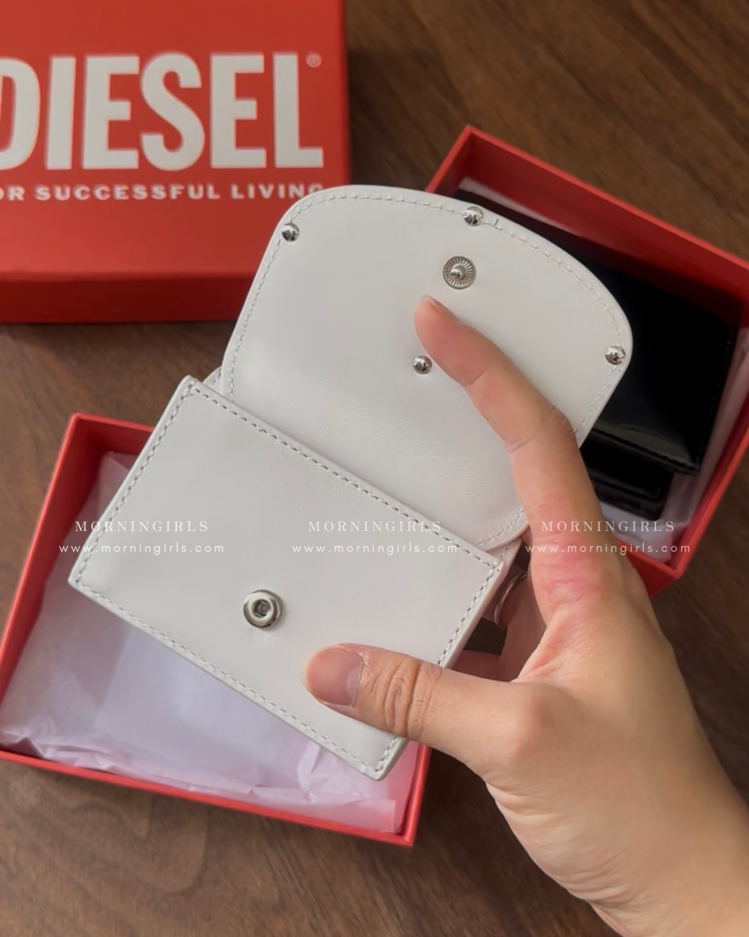 Diesel Trifold Wallet 三摺掌心小銀包 [小尺寸大LOGO! 多間隔零錢紙幣5卡位 白色優惠現貨中!]