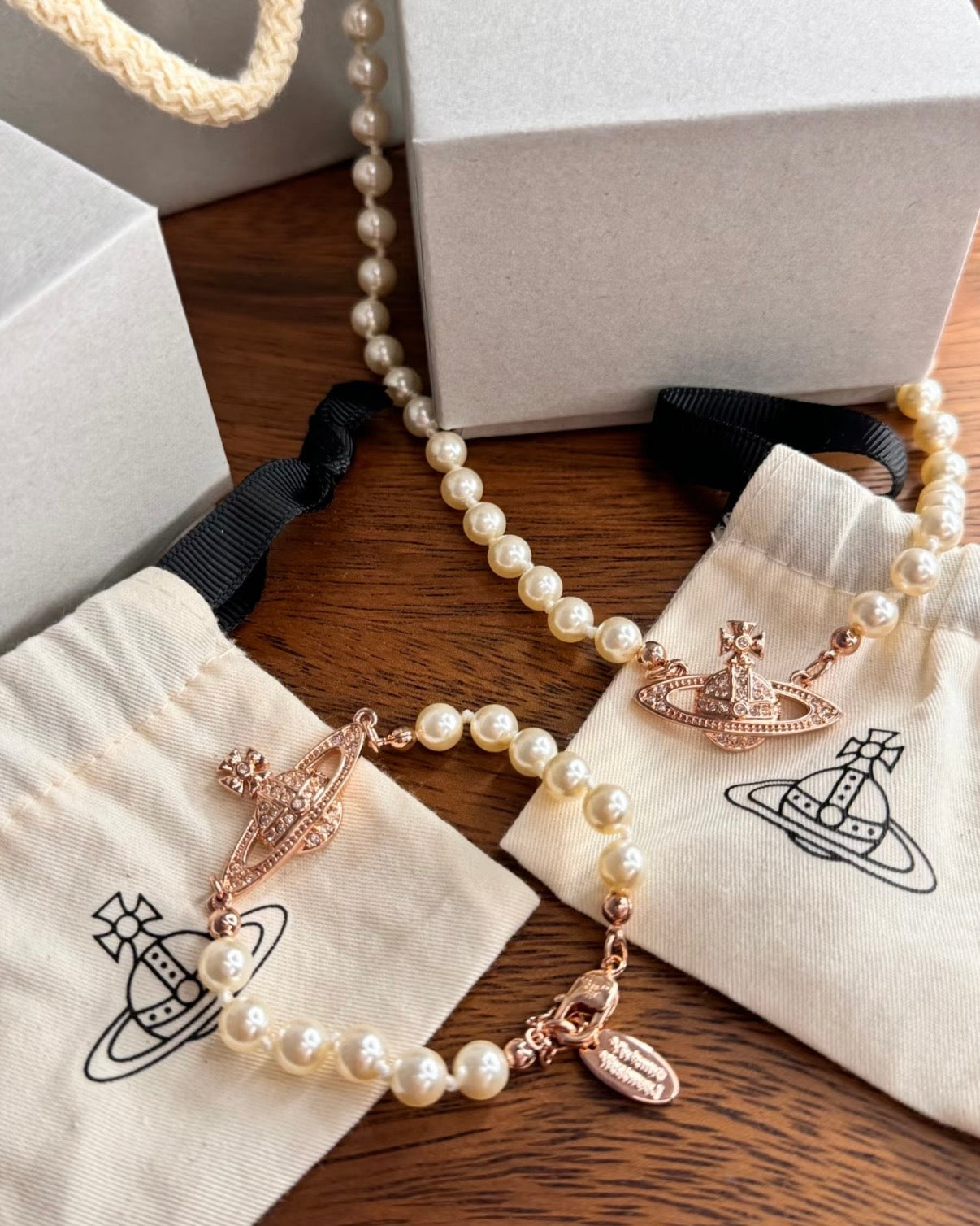 Vivienne Westwood Mini Bas Relief Pearl Bracelet［超顯白珍珠手鏈］