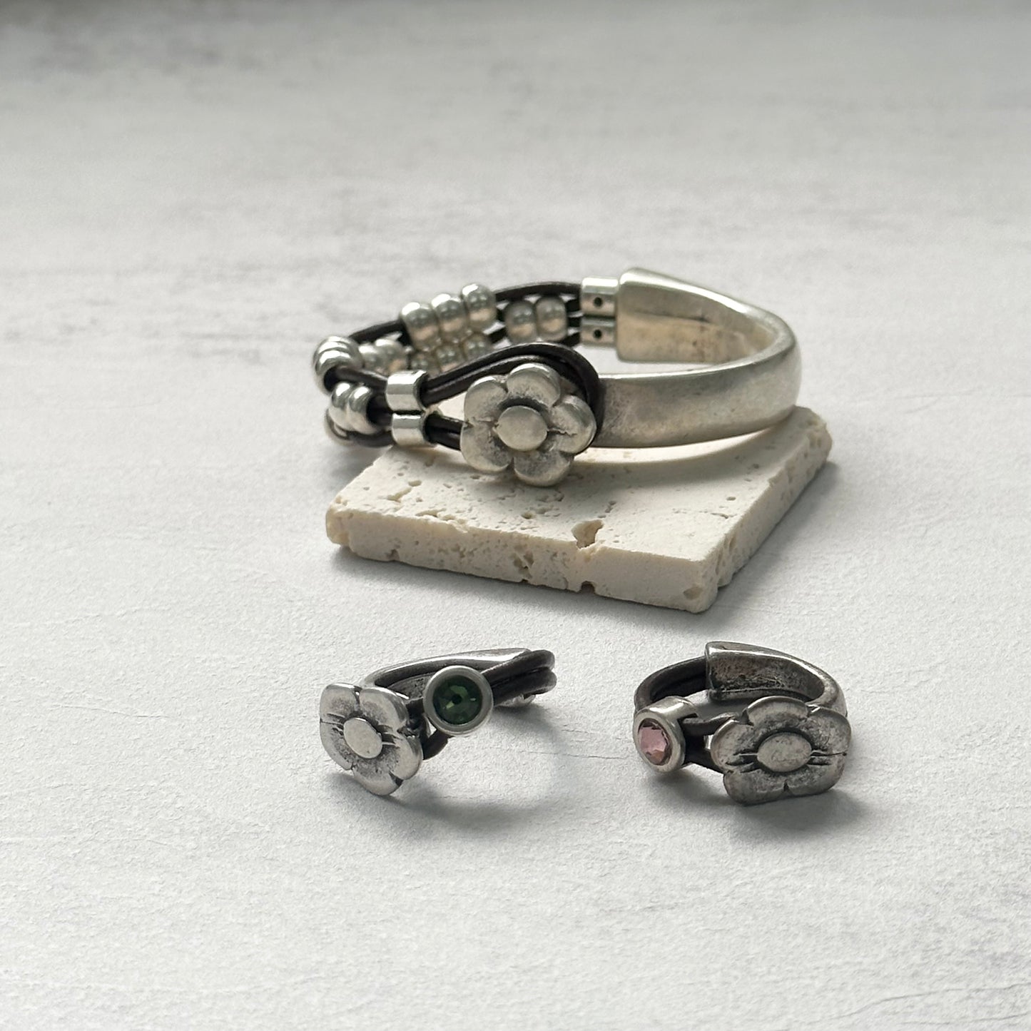 Otro Accesorio 西班牙手工飾物 - Flower Leather Bracelet