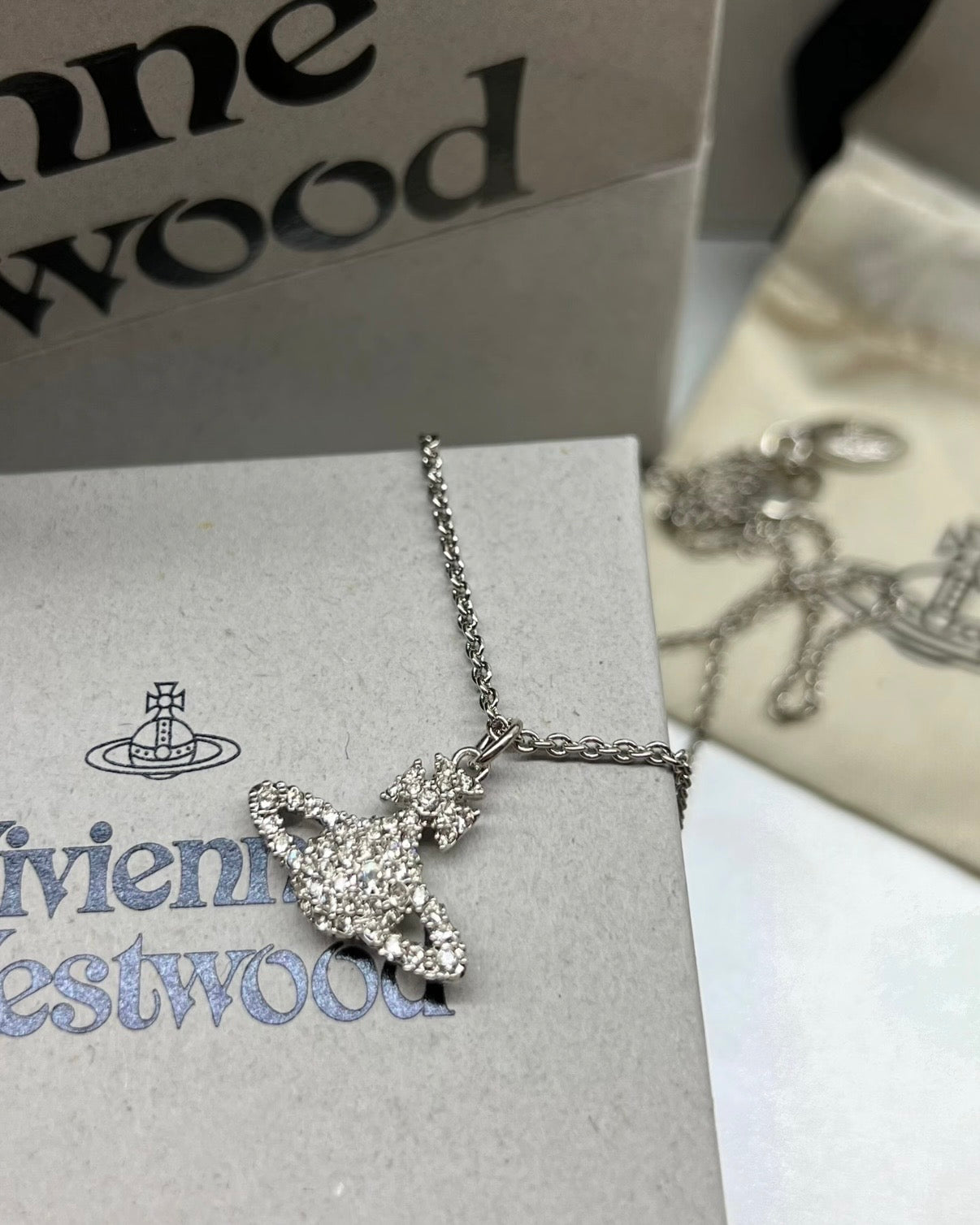 Vivienne Westwood Grace Bas Relief Pendant Necklace 閃鑽土星