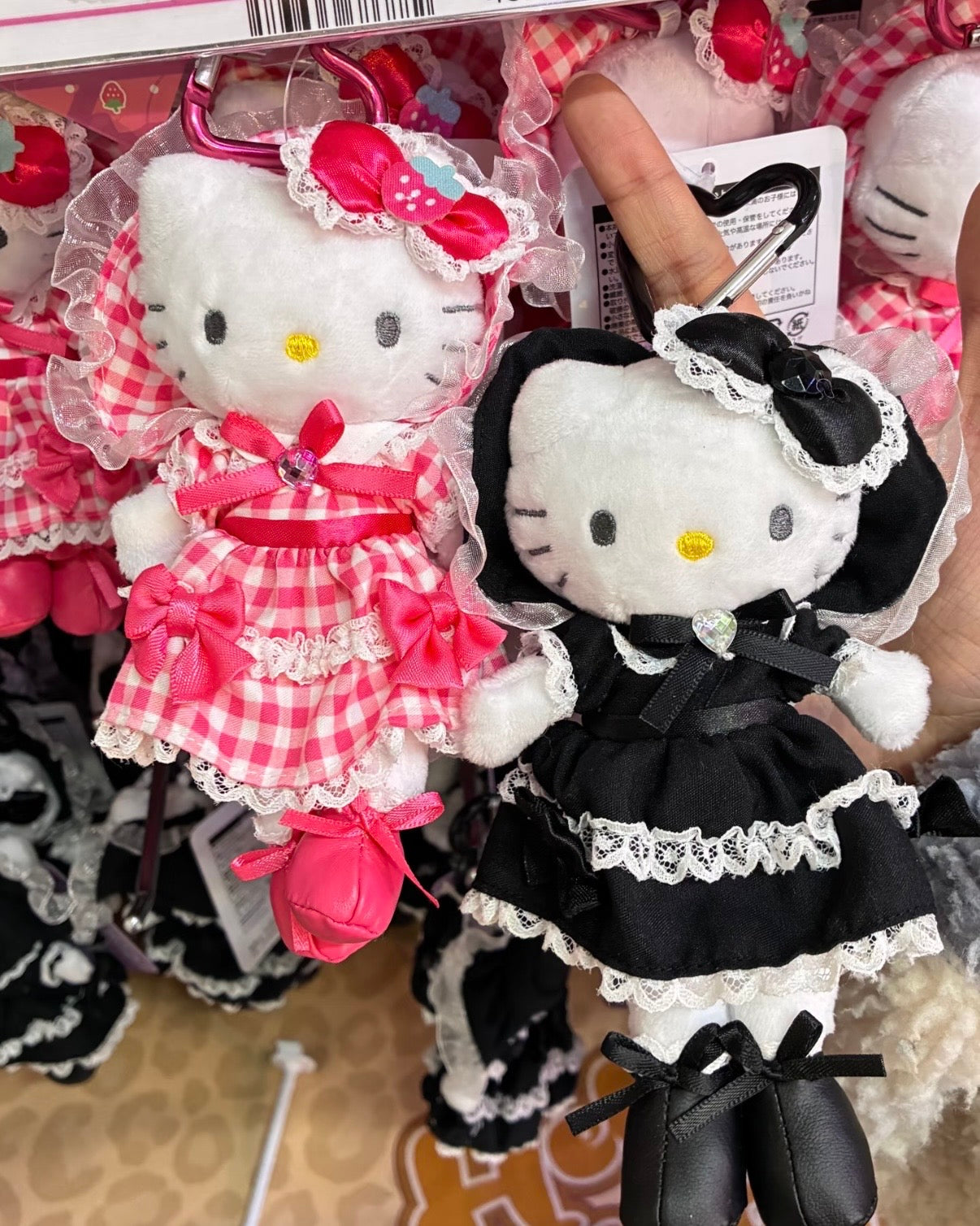 長腿 Hello Kitty 掛飾 𝜗𝜚 日本限定冬天系列 [限時大折扣$119 買2件再免運費 只限順豐站智能櫃]