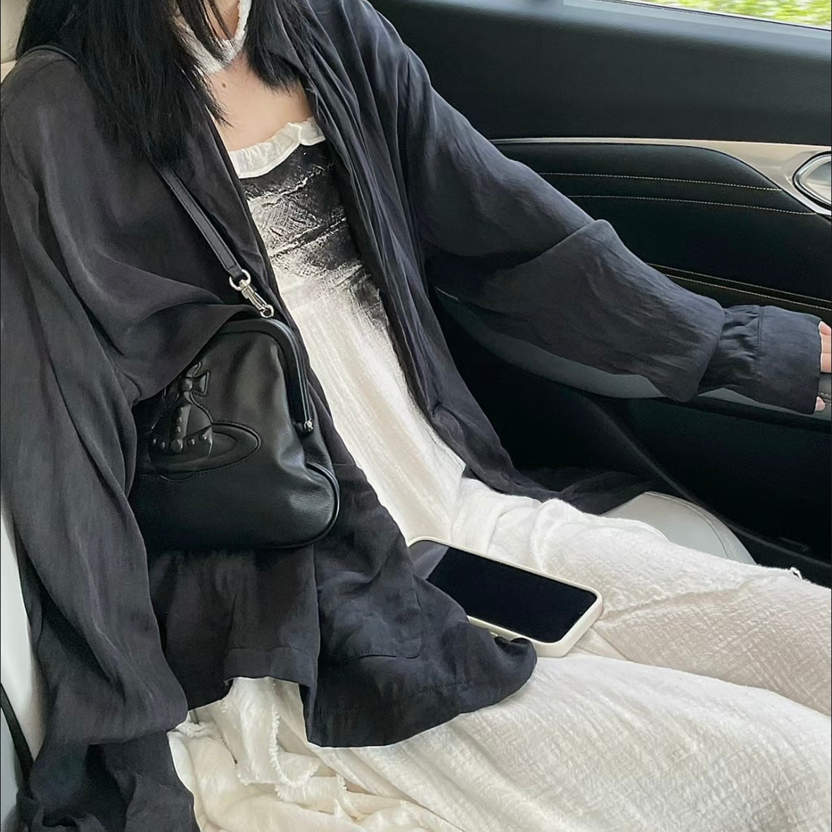 Vivienne Westwood Chelsea Vivienne's Clutch Bag 經典真牛皮  [雙11折上折 JENNIE同款!]