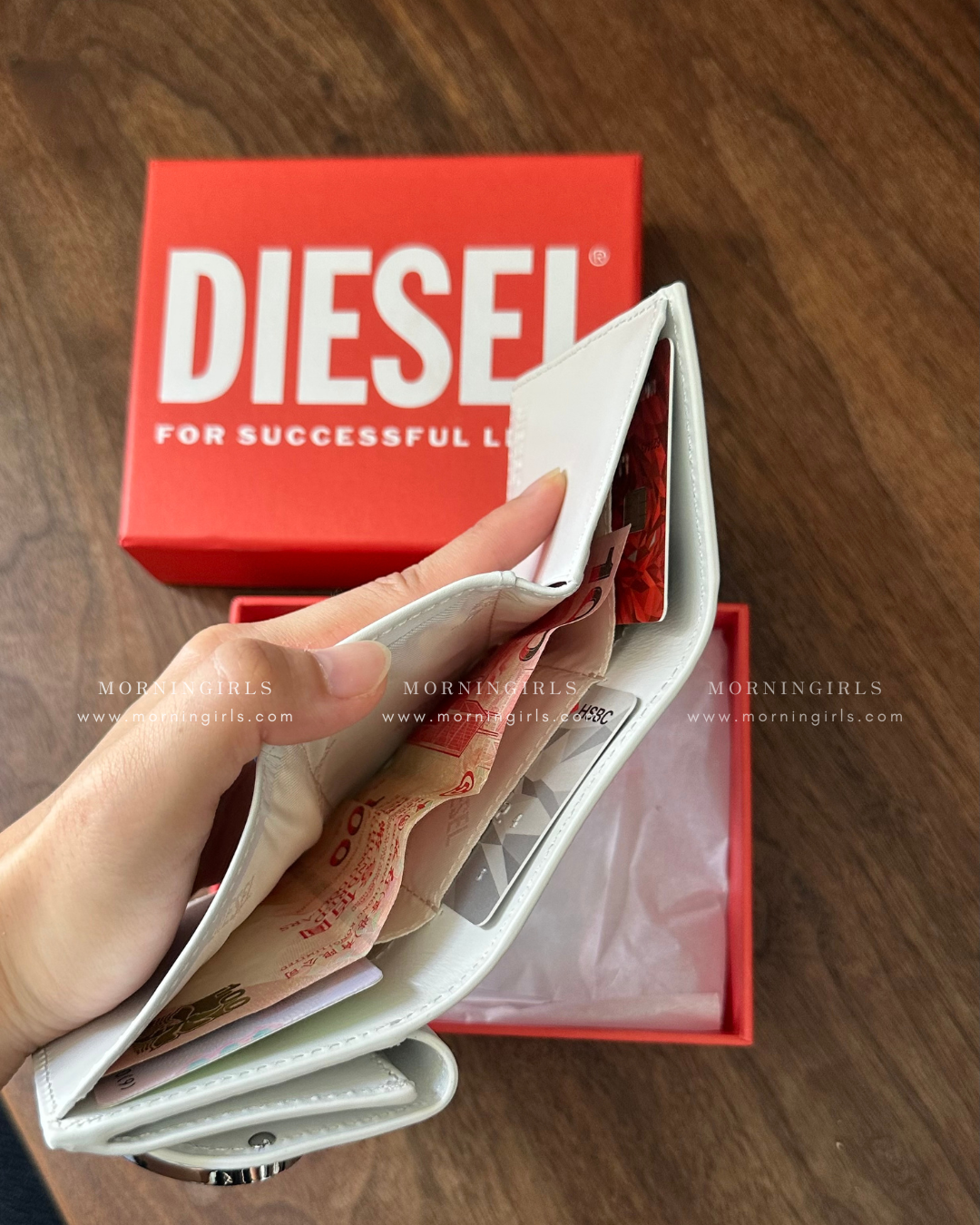 Diesel Trifold Wallet 三摺掌心小銀包 [小尺寸大LOGO! 多間隔零錢紙幣5卡位 白色優惠現貨中!]