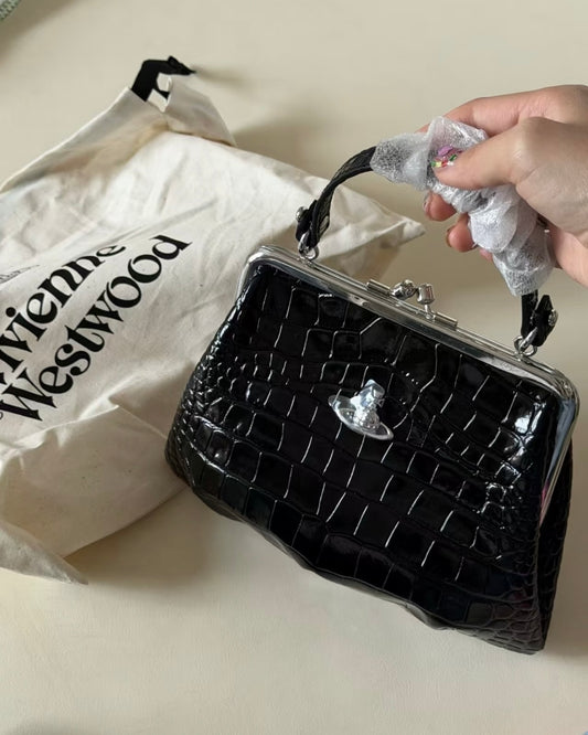 Vivienne Westwood Granny Frame Purse 經典餃子袋 超罕有鱷魚皮 [大折扣回歸! 超限量完售即止 新版立體logo不用$2000買到!]