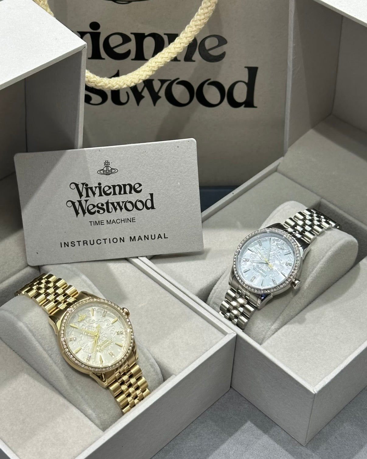 Vivienne Westwood Wallace Watch 32mm  [絕美霧灰藍浮雕限量現貨供應中 旺角門市可試帶]