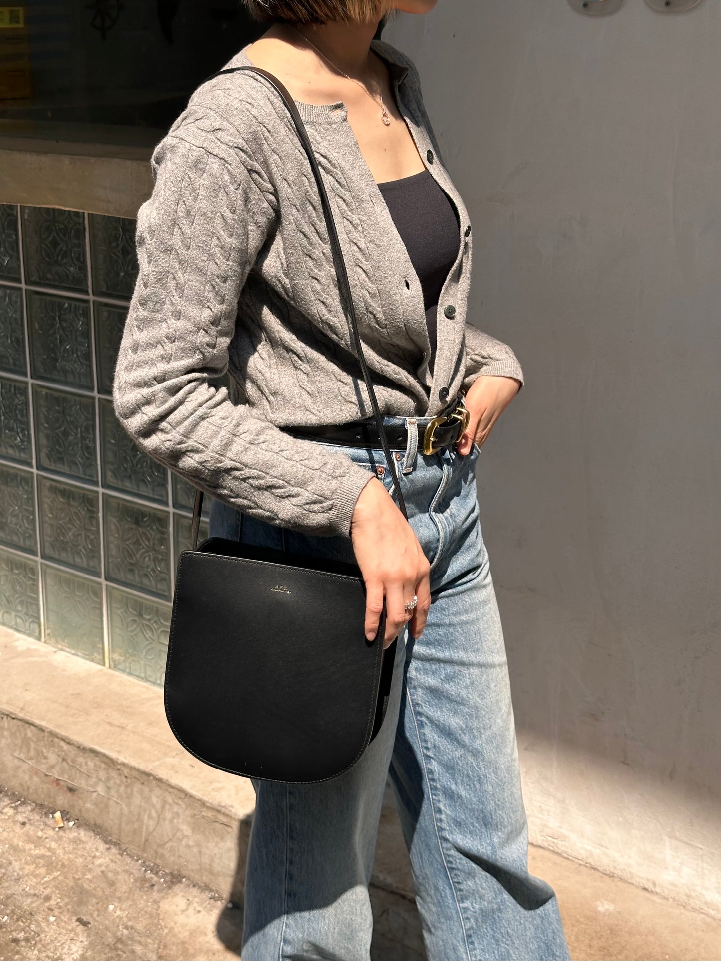 A.P.C. Geneve Shoulder Bag 黑色牛皮 磁石開合［最新上架! 限量現貨優惠中］