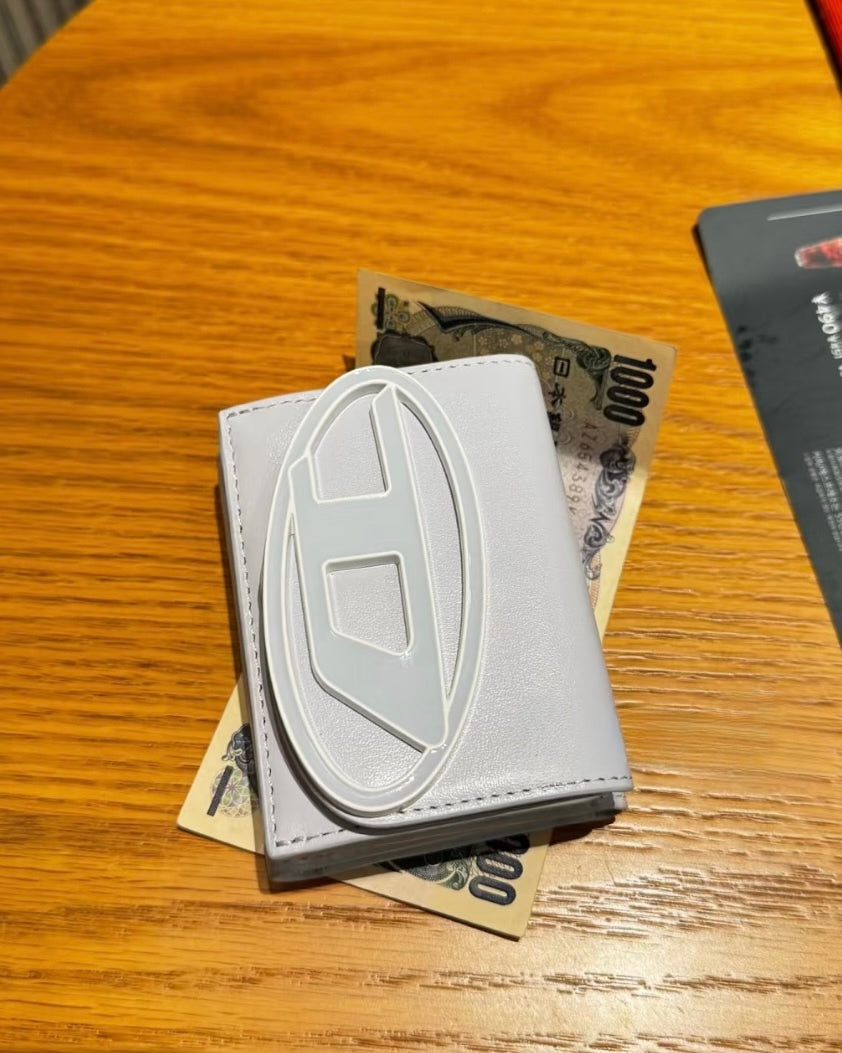 Diesel Trifold Wallet 三摺掌心小銀包 [小尺寸大LOGO! 多間隔零錢紙幣5卡位 最新牛仔藍優惠現貨中!]
