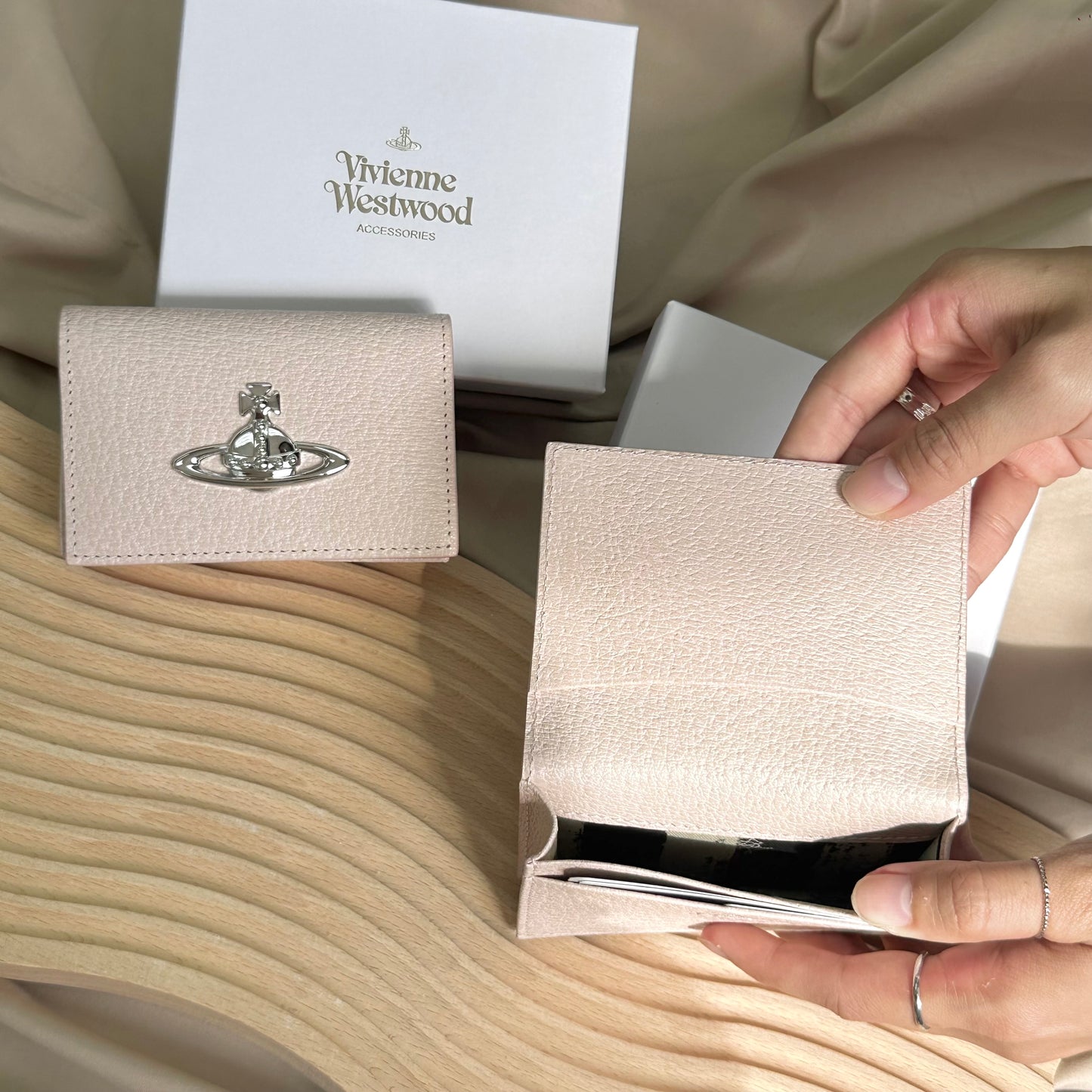 Vivienne Westwood 硬身荔枝皮 限定櫻花粉 [日本限定已停產兼絕版!]