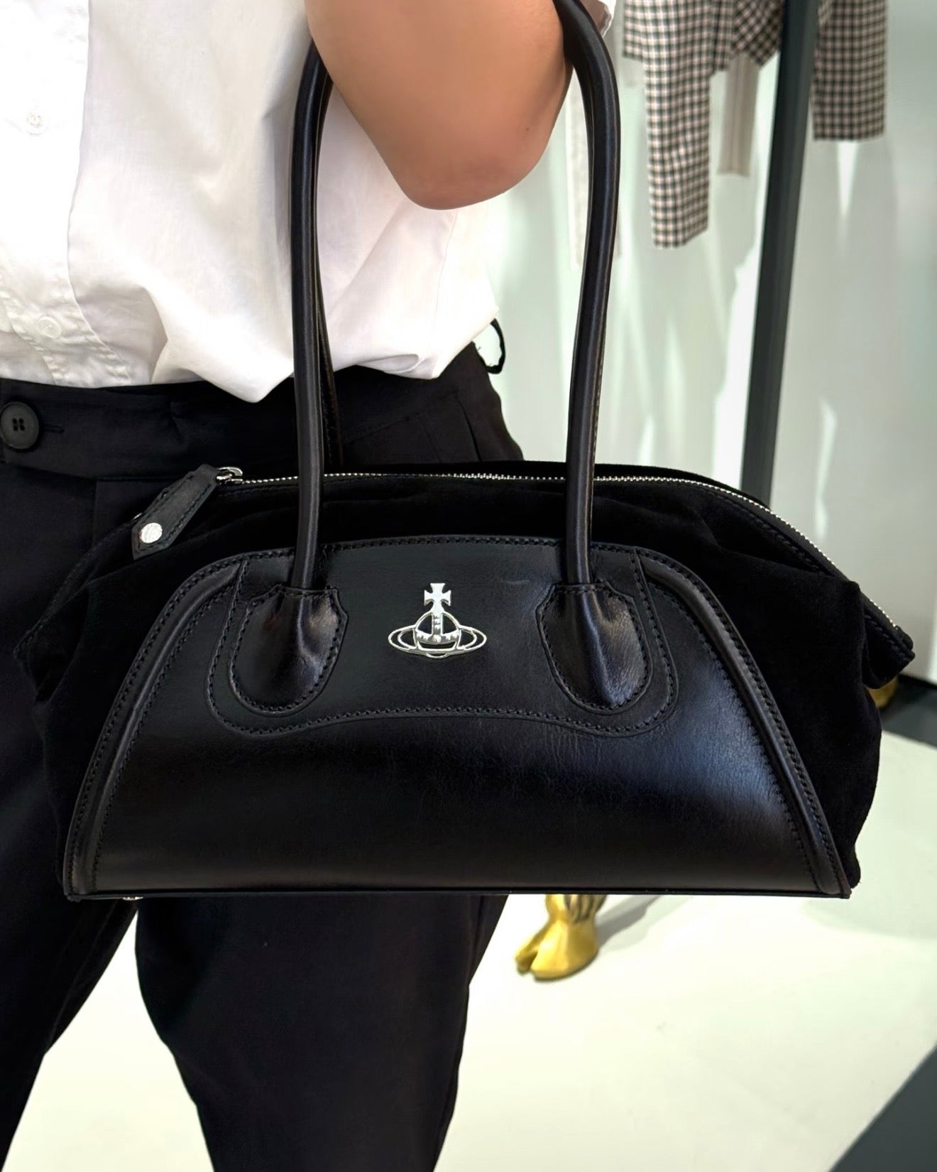 Vivienne Westwood Shirley Small Holdall Bag 最新上架法棍袋 [黑色猄皮限量現貨 年末大折扣中! 容量超大!]