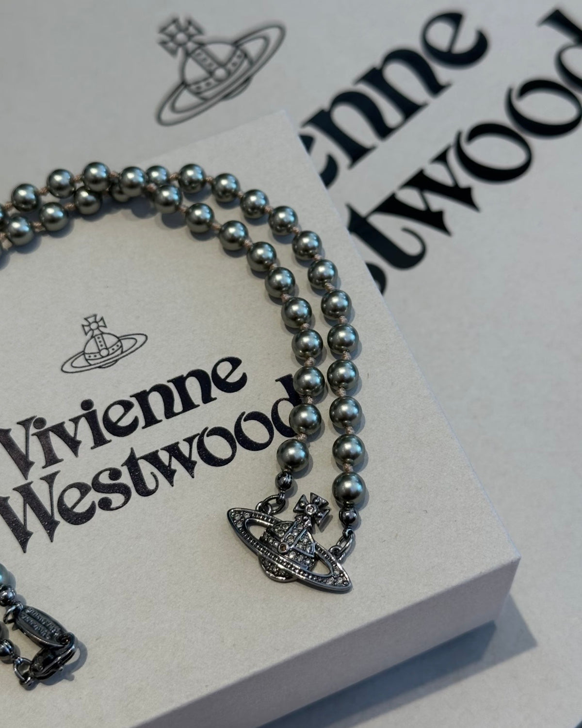 Vivienne Westwood Mini Bas Relief Pearl Choker ［2026最新NANA暗黑灰!]