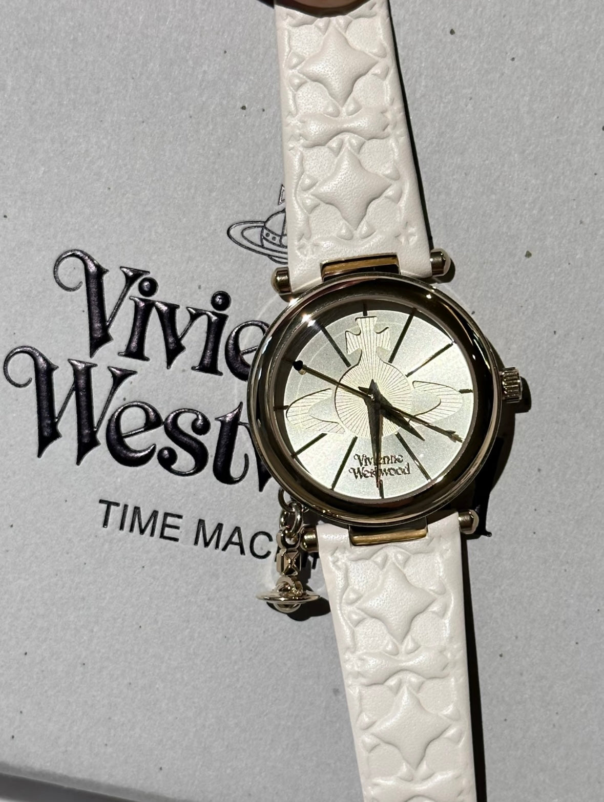 Vivienne Westwood Orb II Watch [平價入門首選連星球小吊墜]