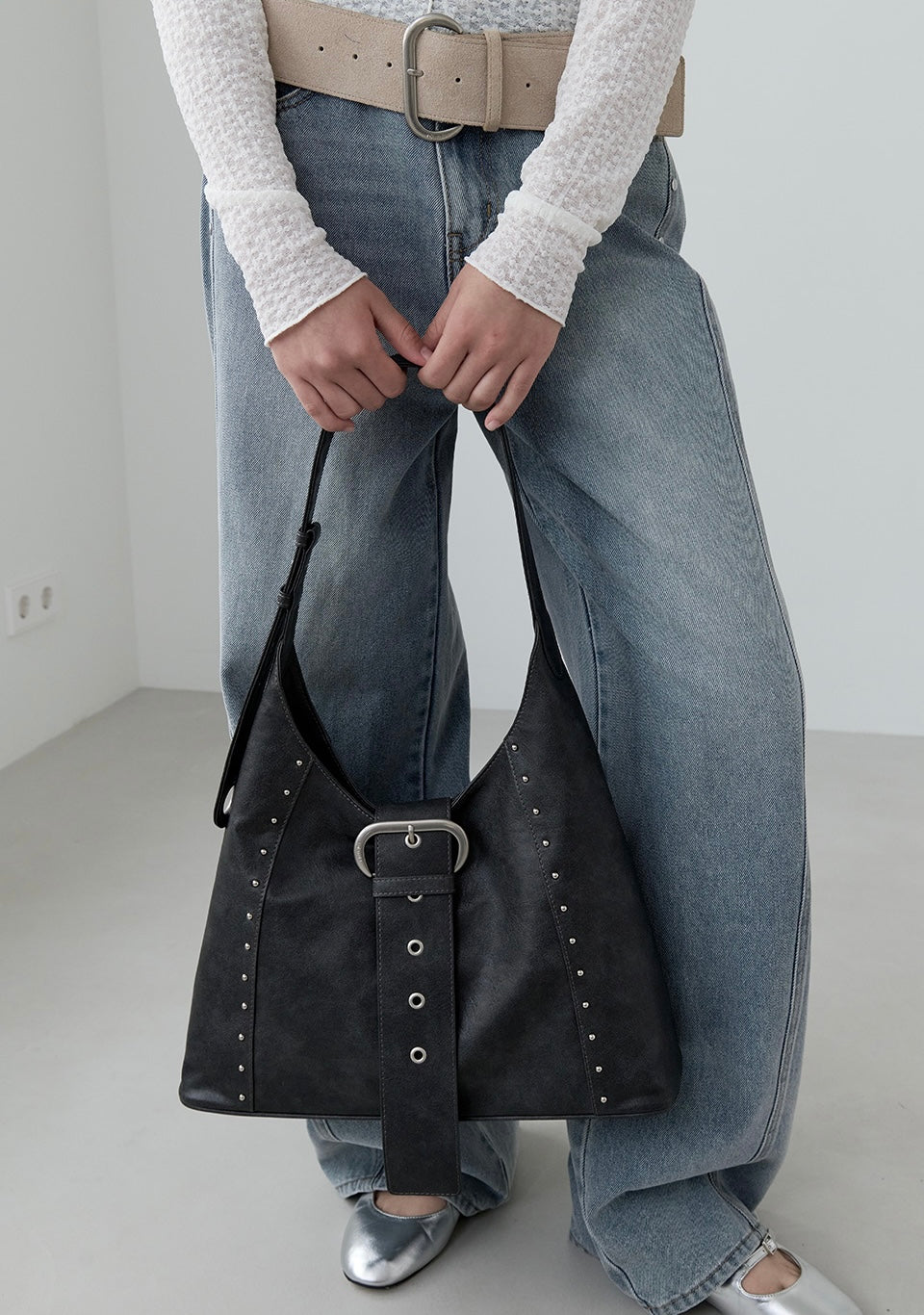 韓國選物🇰🇷 Rolarola Stud Leather Shoulder Bag 窩釘大皮帶扣單肩袋［超個性窩釘￼大皮扣率性街頭風！］
