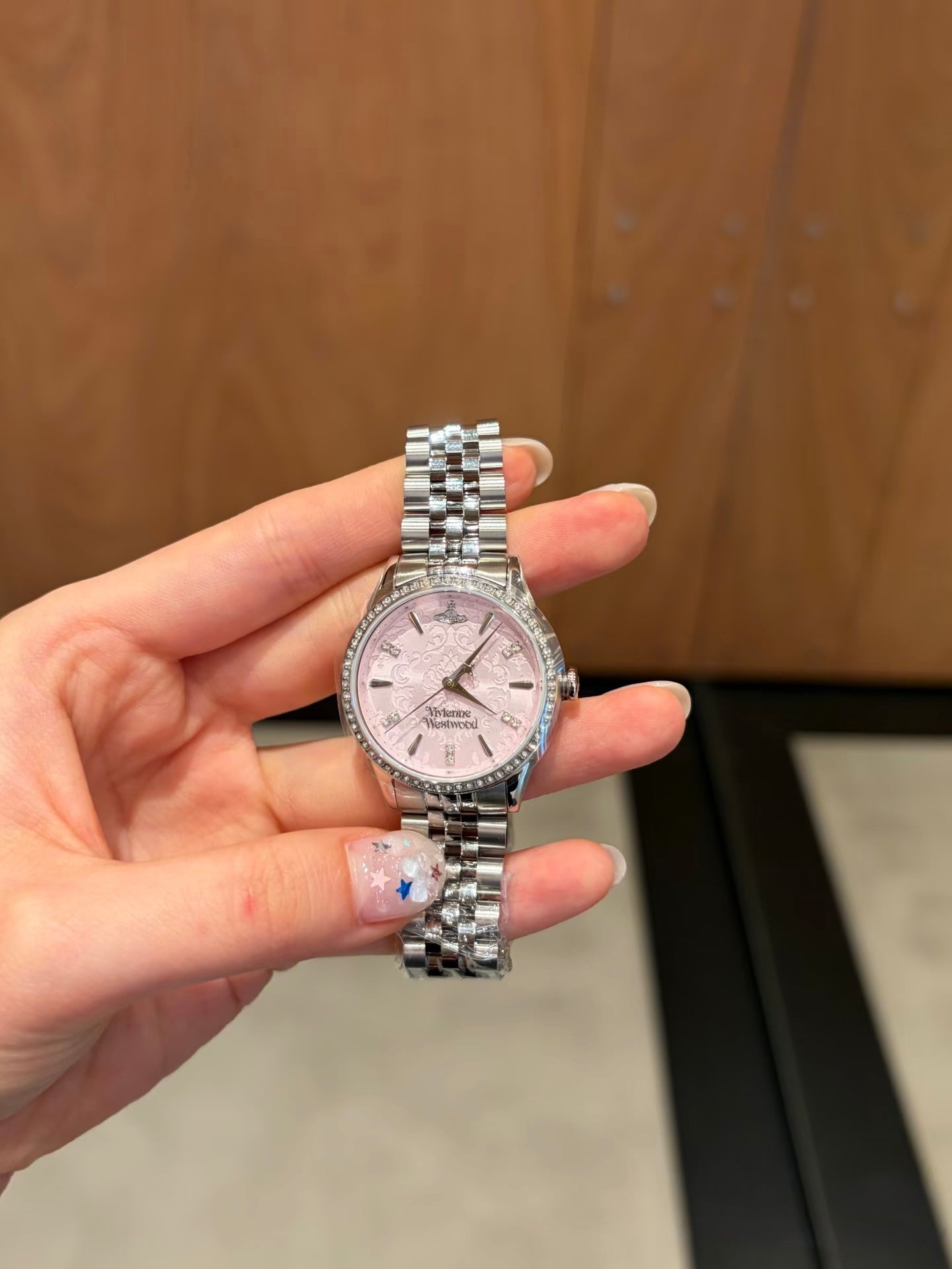 Vivienne Westwood Little Wallace Watch 32mm  [2026最新上架粉鑽浮雕 微量現貨中!]