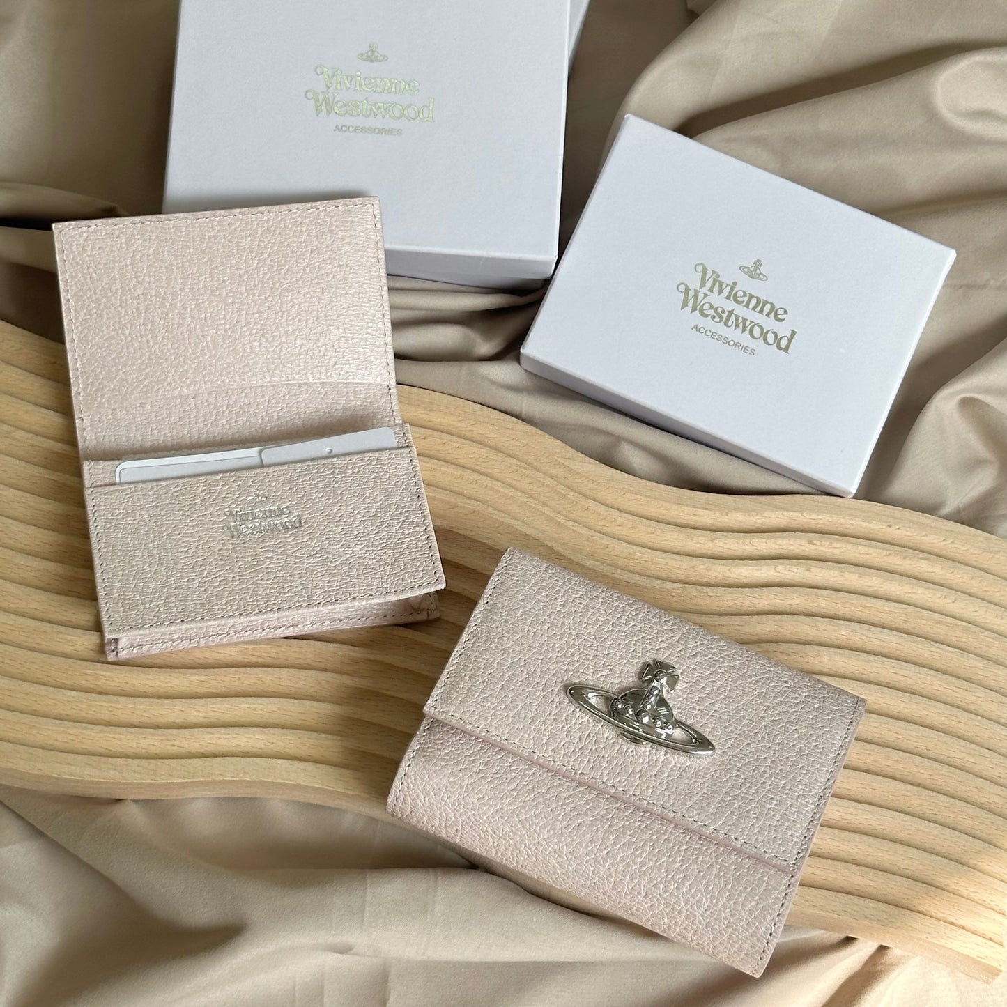 Vivienne Westwood 硬身荔枝皮 限定櫻花粉 [日本限定已停產兼絕版!]