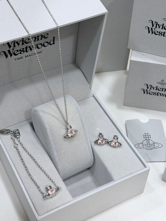 Vivienne Westwood Reina 低調精緻小鑽系列 2026春夏最新限定櫻花粉 耳環手鏈頸鏈全套上架 [情人節最推薦禮物 現貨發售中!]
