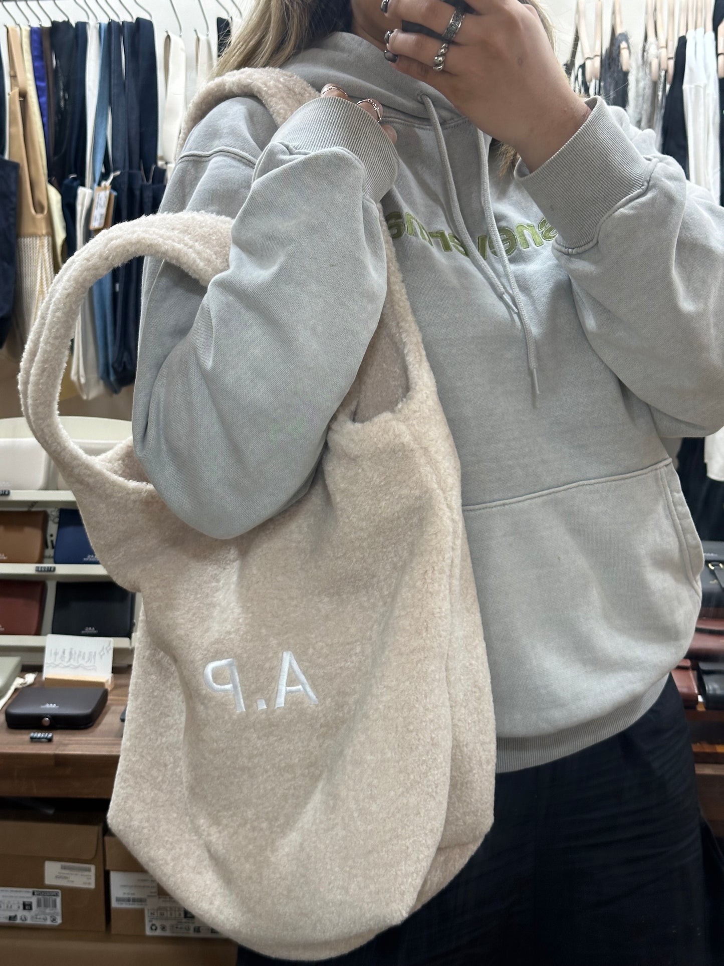 A.P.C. Ninon Tote Bag FLUFFY FUR［FW24最新秋冬毛毛袋!］