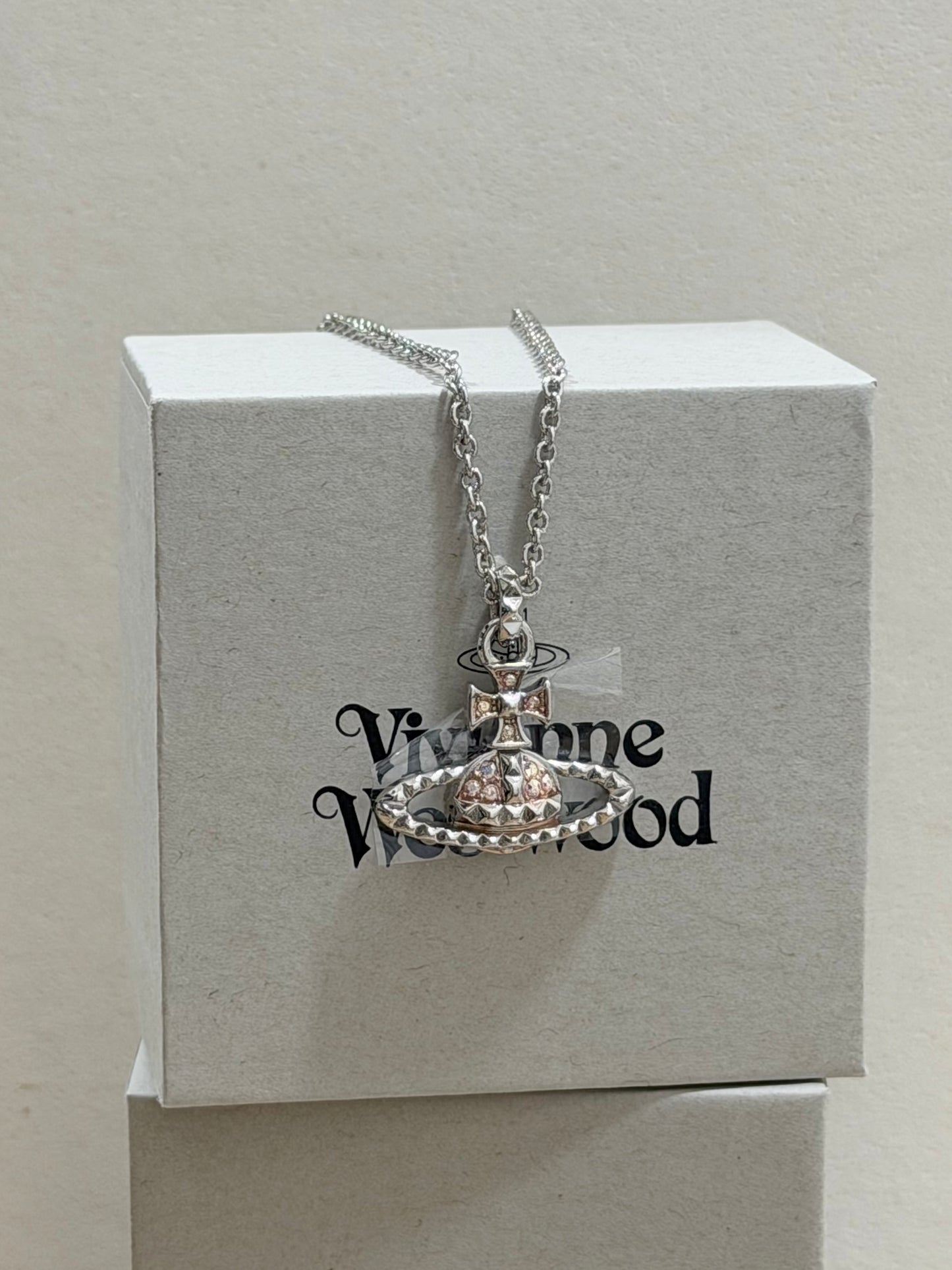 Vivienne Westwood Mayfair Orb Necklace 鉚釘土星 [2026最新夏日限定粉橙色上架! Babymoster Rami同款 新手入門推薦]