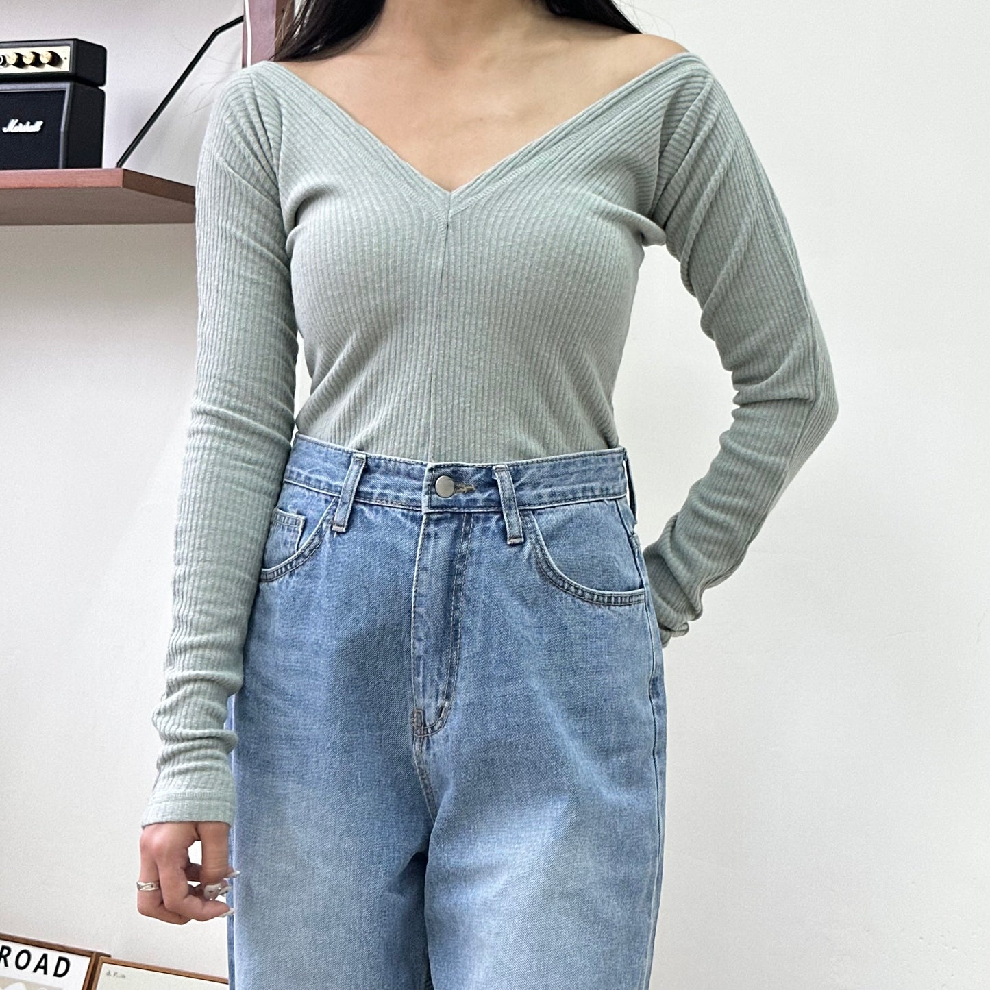 Deep V Off Shoulder Top [門市搬遷清貨限時優惠$99!]