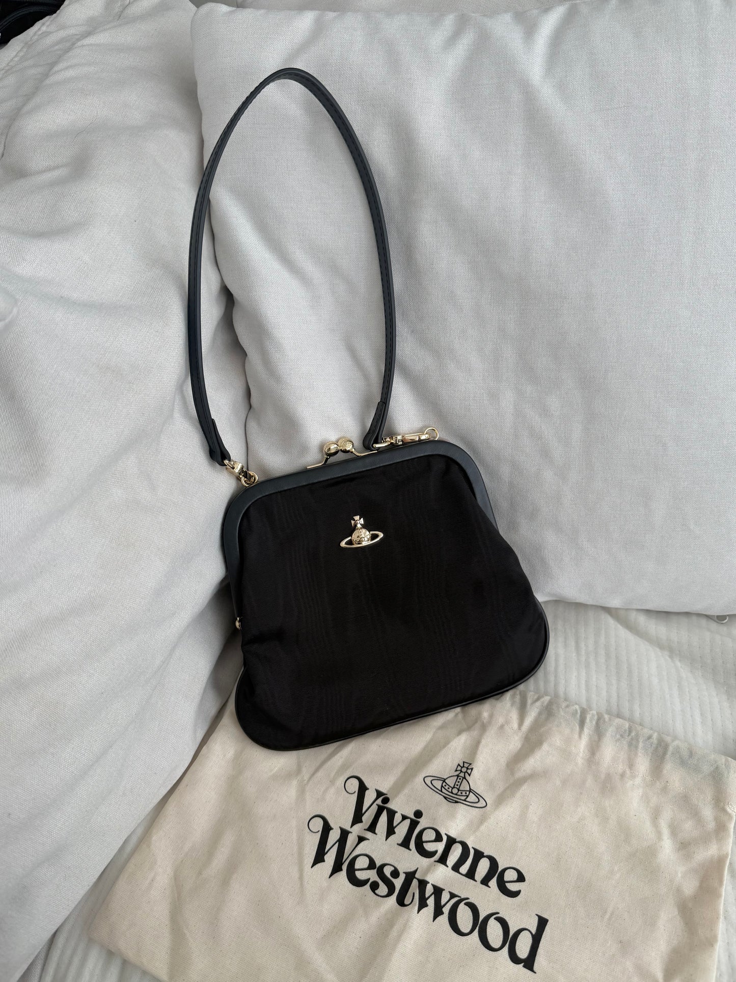 Vivienne Westwood Chelsea Vivienne's Clutch Bag 絕美絲絨復古金扣［已停產! 最後現貨!］