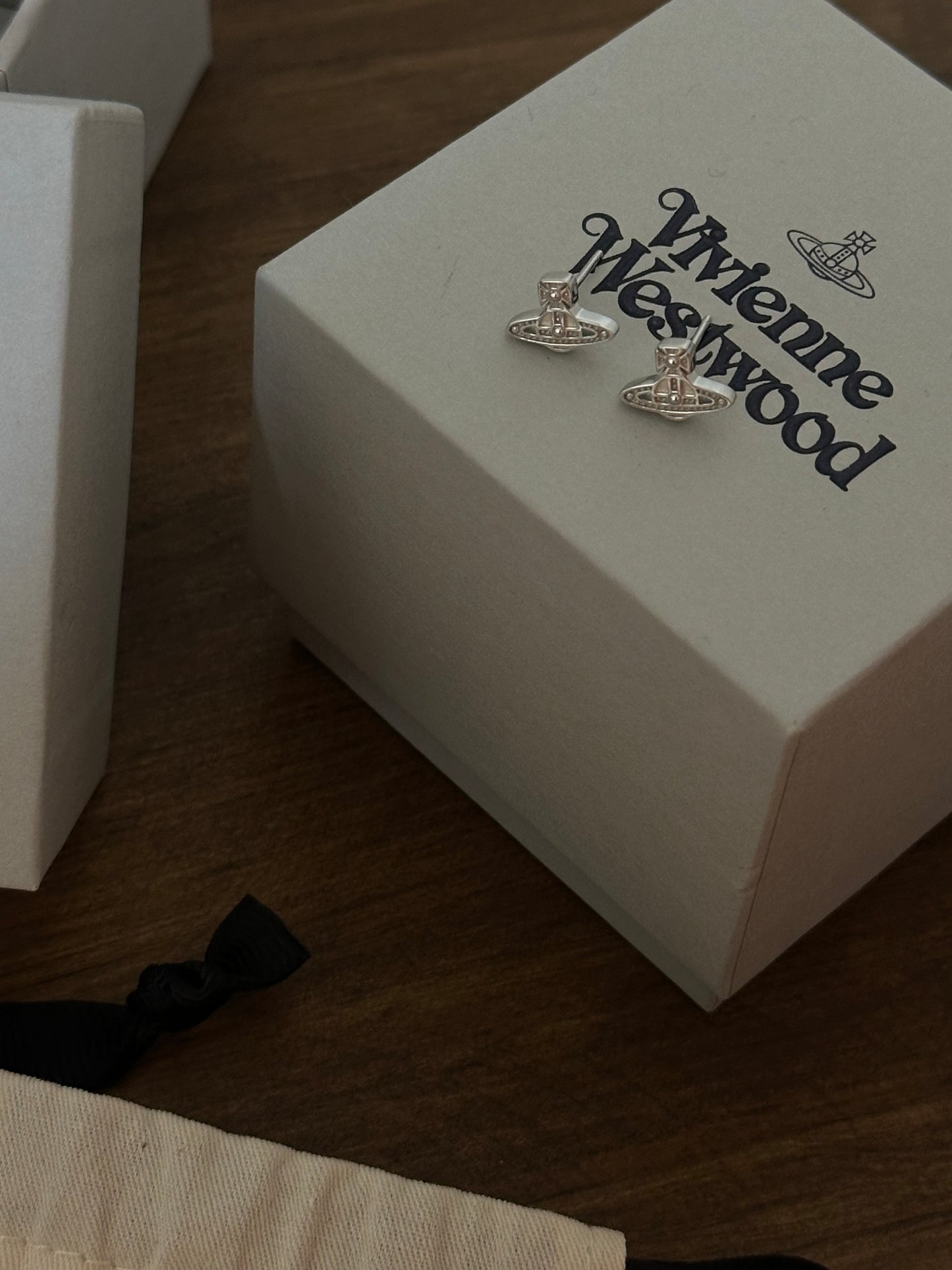 Vivienne Westwood Oslo Earrings (925 純銀) [最新上架細細粒耳環仔! 超抵玩!]