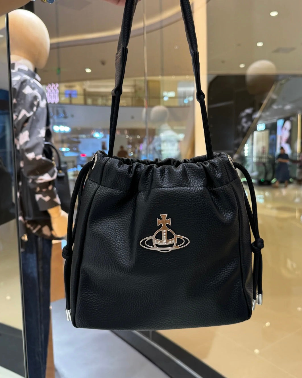 Vivienne Westwood Hilary Bucket Bag 超軟身黑銀荔枝皮 [雙11折上折! 大容量方形小水桶 可上膊!]