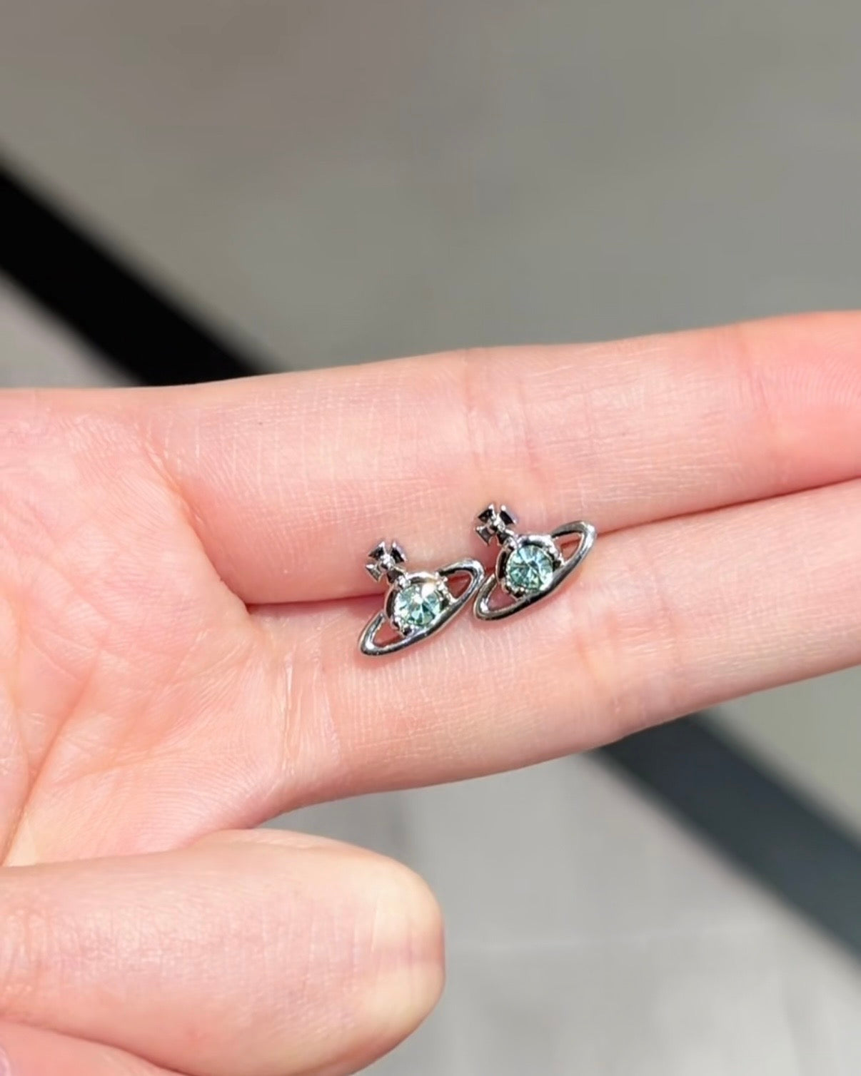 Vivienne Westwood Nano Solitaire Earrings [Cortis同款! 冰川藍優惠中小尺寸可放耳骨]
