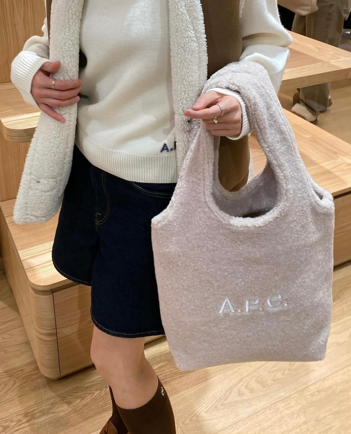 A.P.C. Ninon Tote Bag FLUFFY FUR［FW24最新秋冬毛毛袋!］