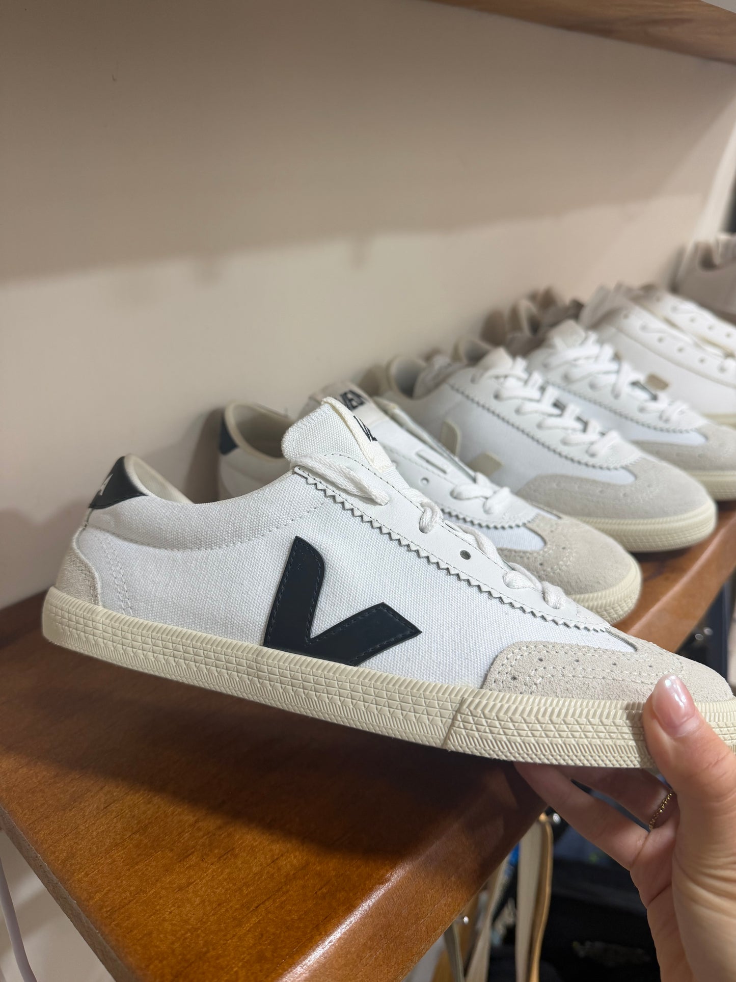 VEJA法國小白鞋 Volley Canvas 黑色/米白 [清貨優惠有機棉! 最新系列!]
