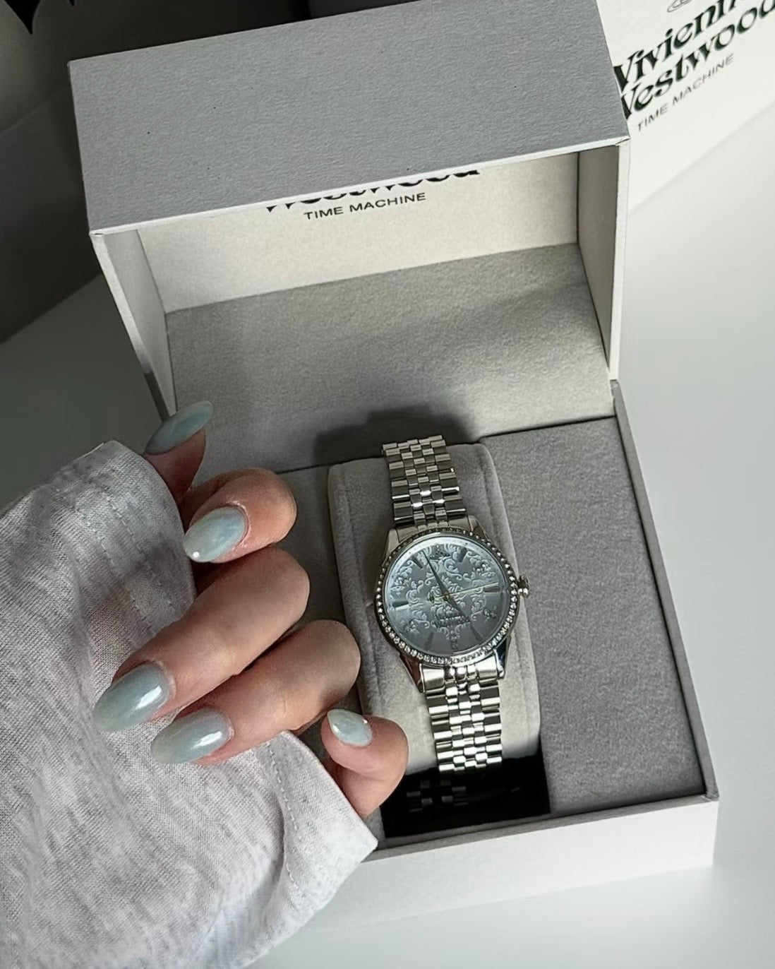 Vivienne Westwood Wallace Watch 32mm  [絕美霧灰藍浮雕限量現貨供應中 旺角門市可試帶]