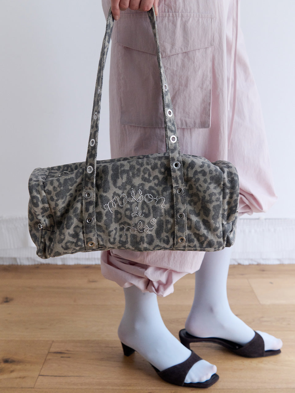 韓國選物🇰🇷Rolarola Maison De Rola Stud Leopard Duffle Bag 窩釘豹紋圓筒袋［張員瑛PICK! 復古搖滾風格 個性感滿滿!］