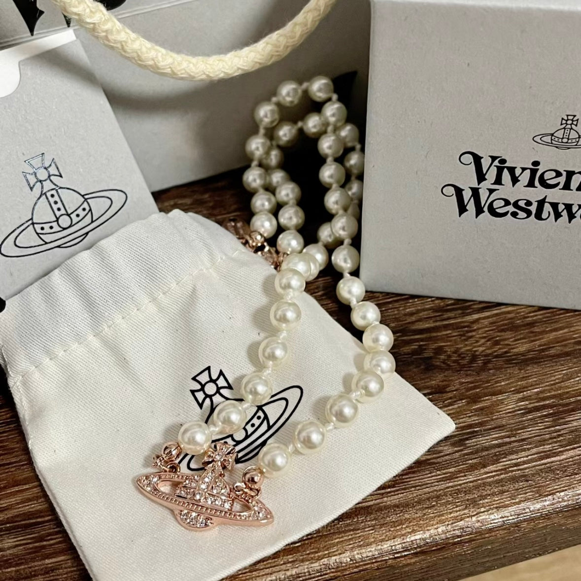 Vivienne Westwood Mini Bas Relief Pearl Choker [銀色重新補貨!]