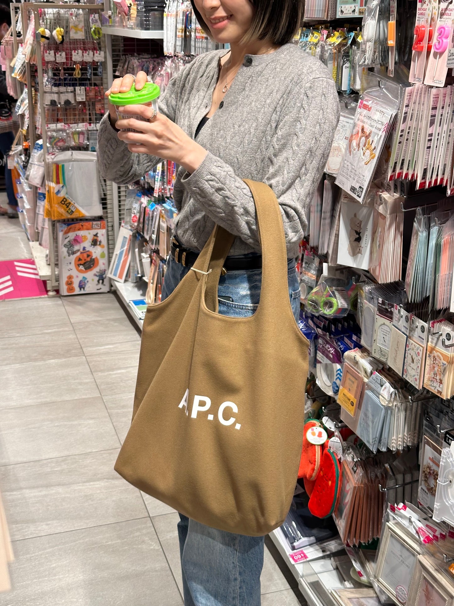 A.P.C. Ninon Tote Bag [REGULAR] ［最新上架! 超特別限定卡其色猄布!］