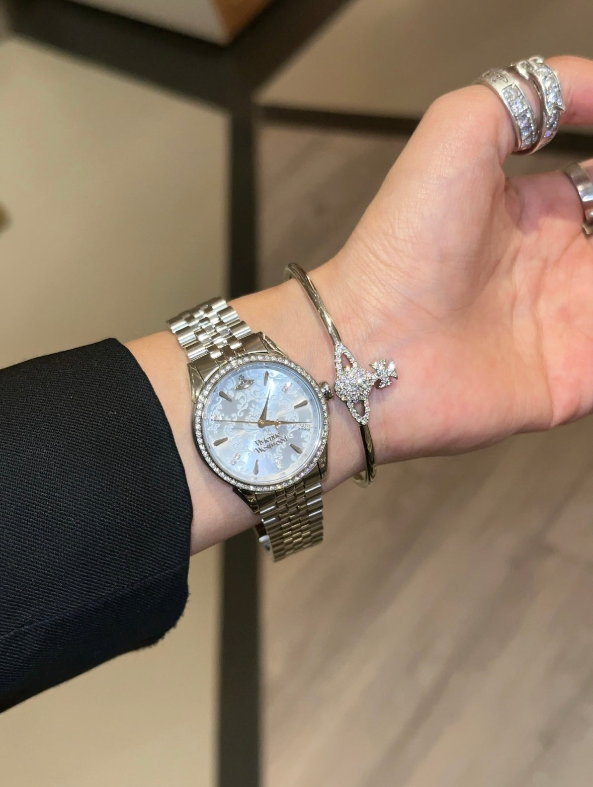 Vivienne Westwood Wallace Watch 32mm  [新品現貨優惠中! 絕美霧灰藍浮雕小閃鑽]