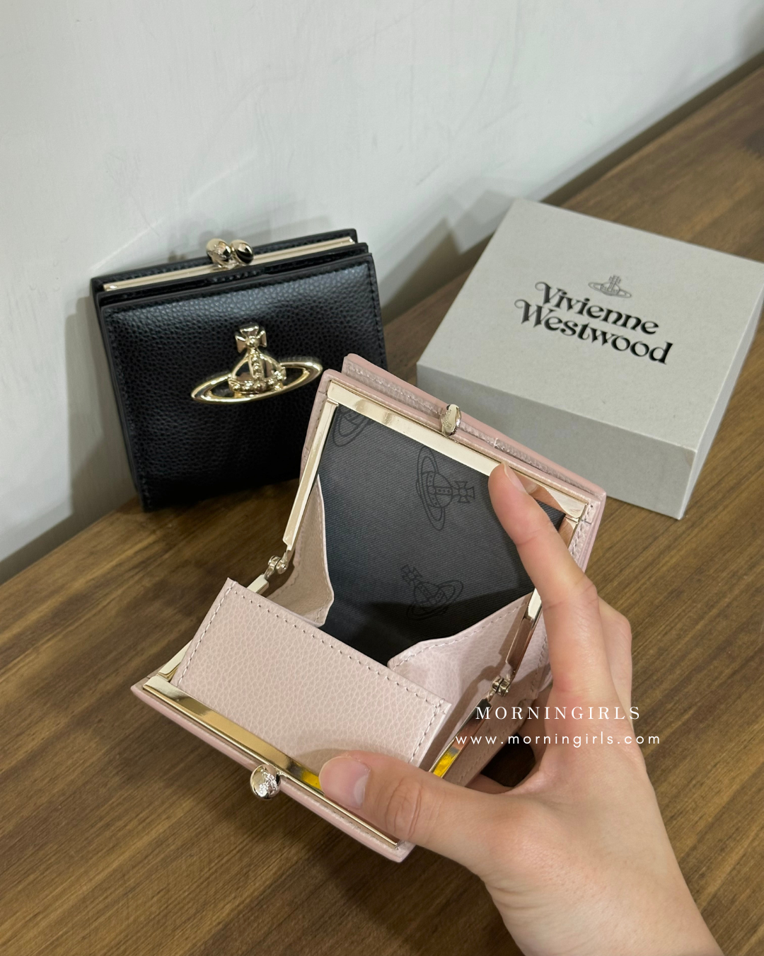 Vivienne Westwood 日本限定2025最新軟身荔枝皮 最推薦正方形小銀包 [專櫃已加價! 最後小量舊價現貨!]