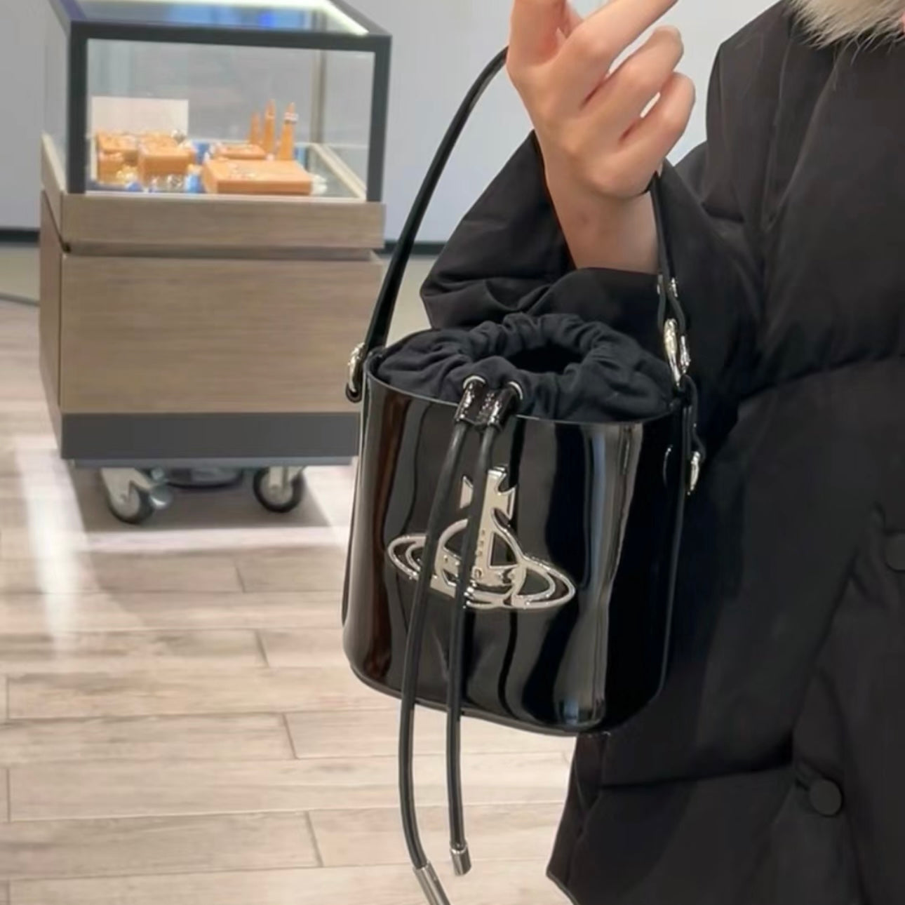 Vivienne Westwood Daisy Small Drawstring Bucket Bag 黑色漆皮