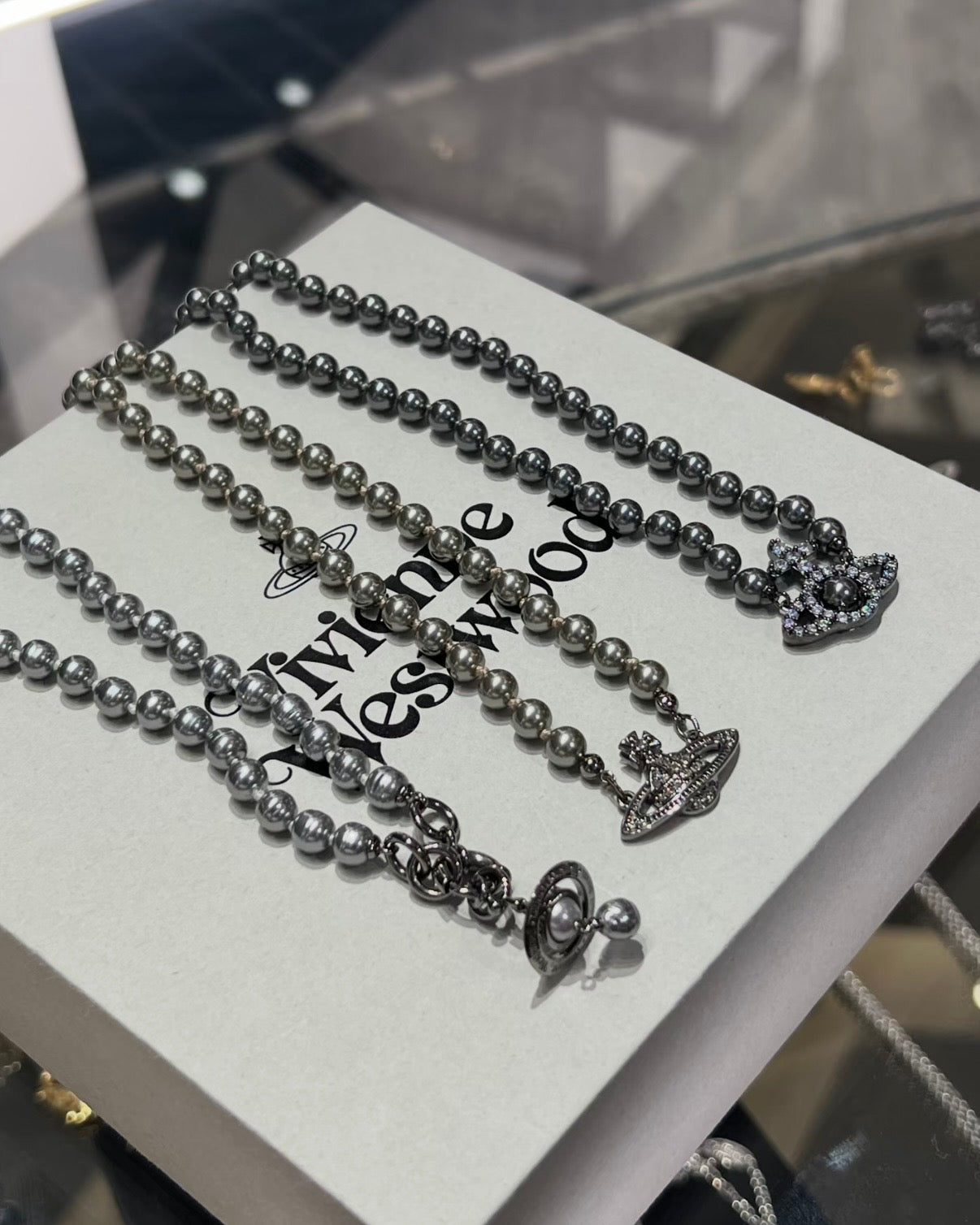 Vivienne Westwood Mini Bas Relief Pearl Choker ［2026最新NANA暗黑灰!]