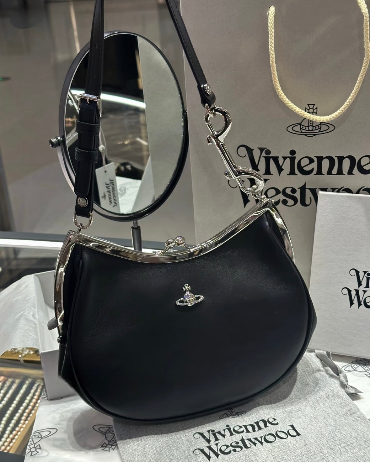 Vivienne Westwood Half Moon Shoulder Bag 🌙 [BABYMONSTER Ahyeon同款]