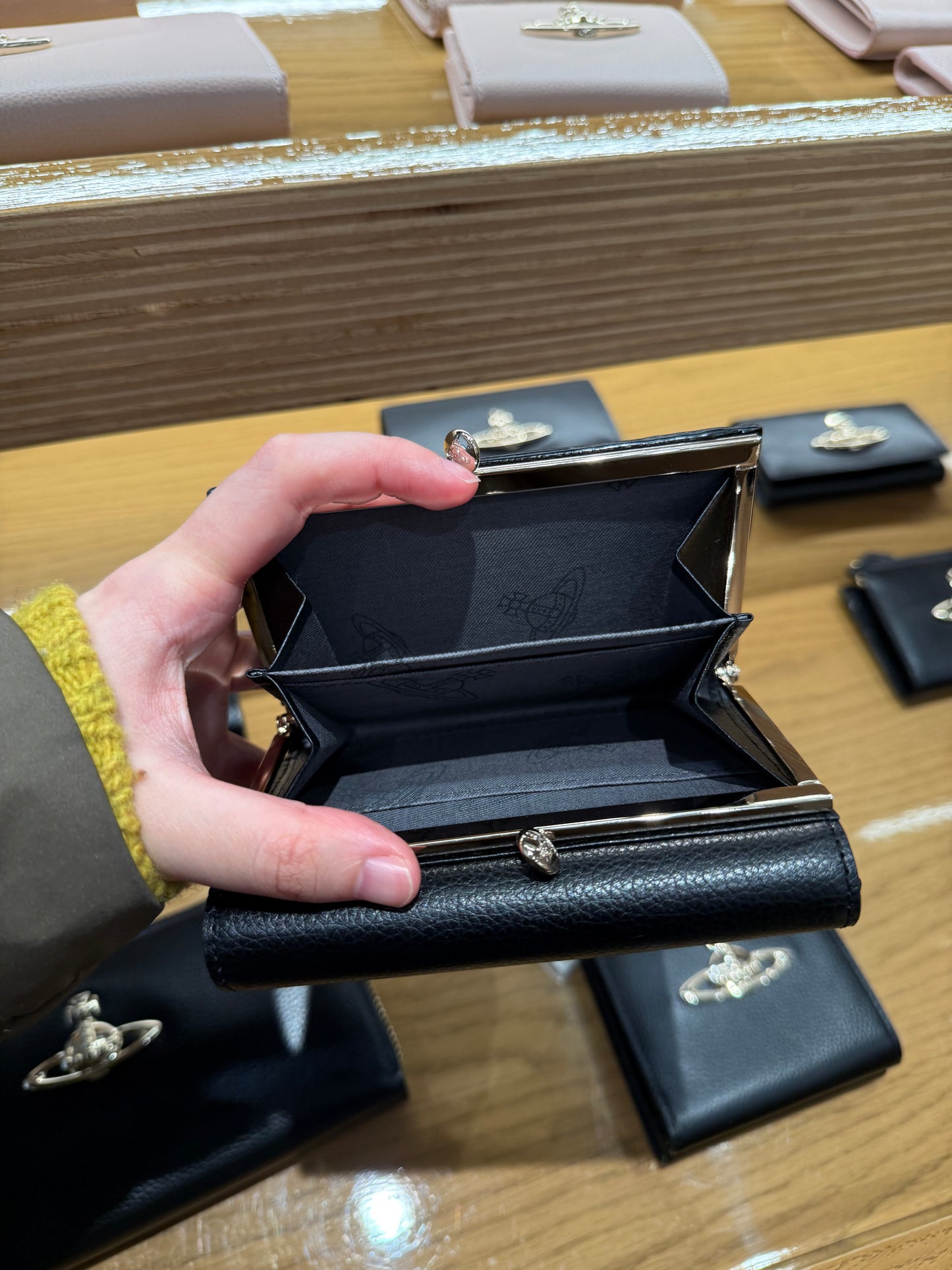 Vivienne Westwood 日本限定2025最新軟身荔枝皮 口金多層大銀包 [外置口金雙層coins bag+多卡位+雙層紙幣位] [專櫃已加價! 最後小量舊價現貨!]