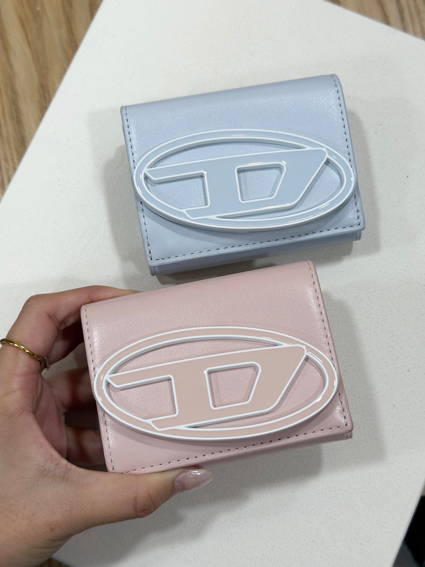 Diesel Trifold Wallet 三摺掌心小銀包 [小尺寸大LOGO! 多間隔零錢紙幣5卡位 最新牛仔藍優惠現貨中!]