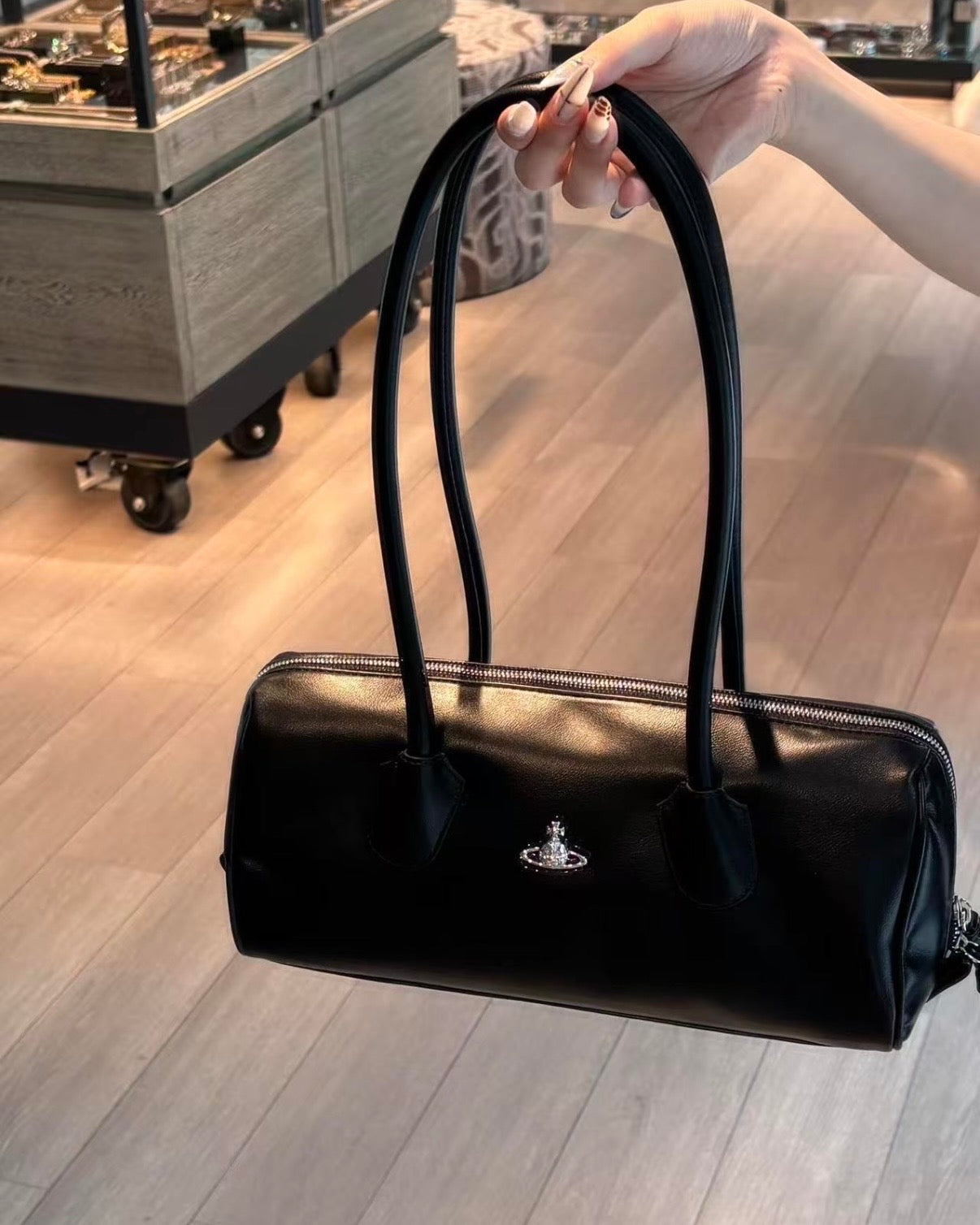 Vivienne Westwood Polly Bowling Shoulder Bag [2026年最新絕美保齡球袋]