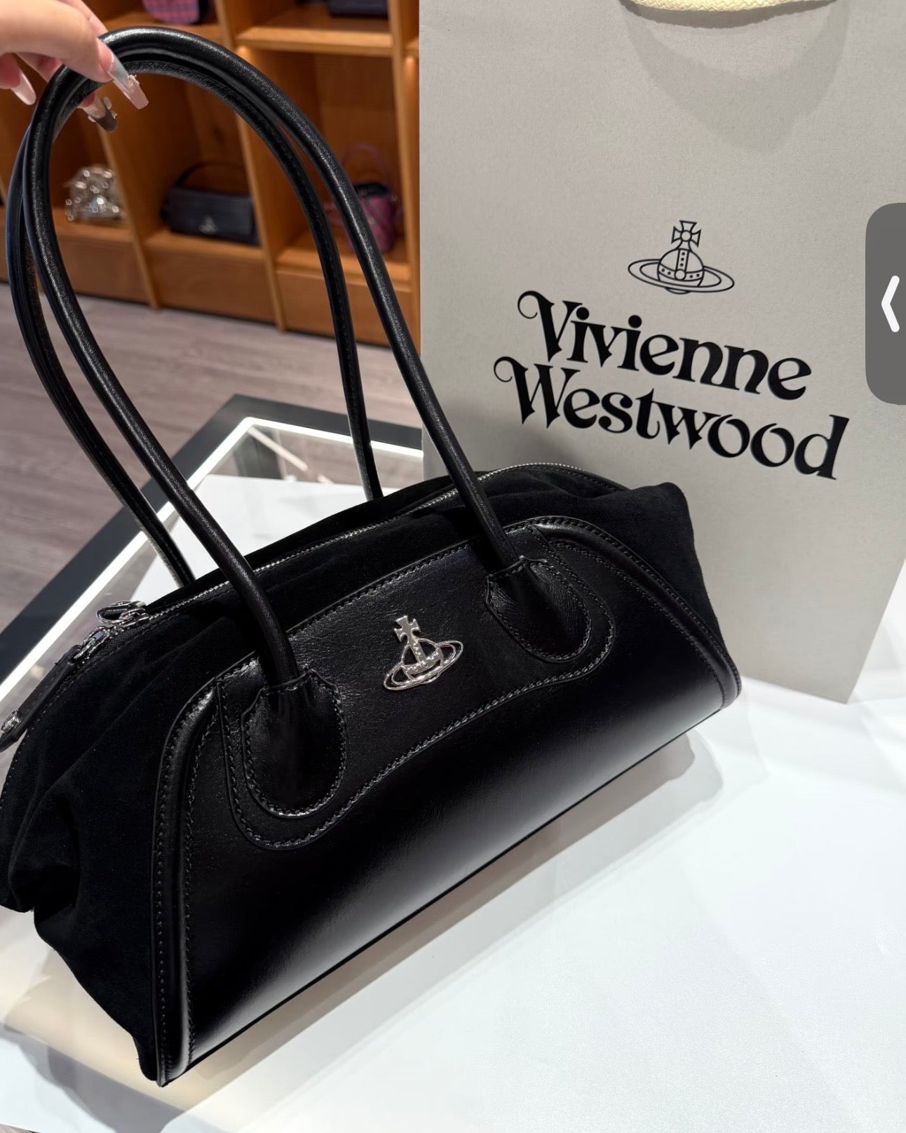 Vivienne Westwood Shirley Small Holdall Bag 最新上架法棍袋 [黑色猄皮限量現貨 年末大折扣中! 容量超大!]