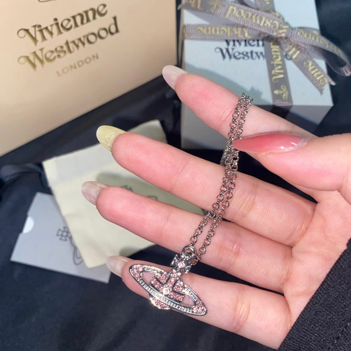 Vivienne Westwood Mini Bas Relief Pendant Necklace 全閃石土星 [ BABYMONSTER ASA同款 推薦新手入門]