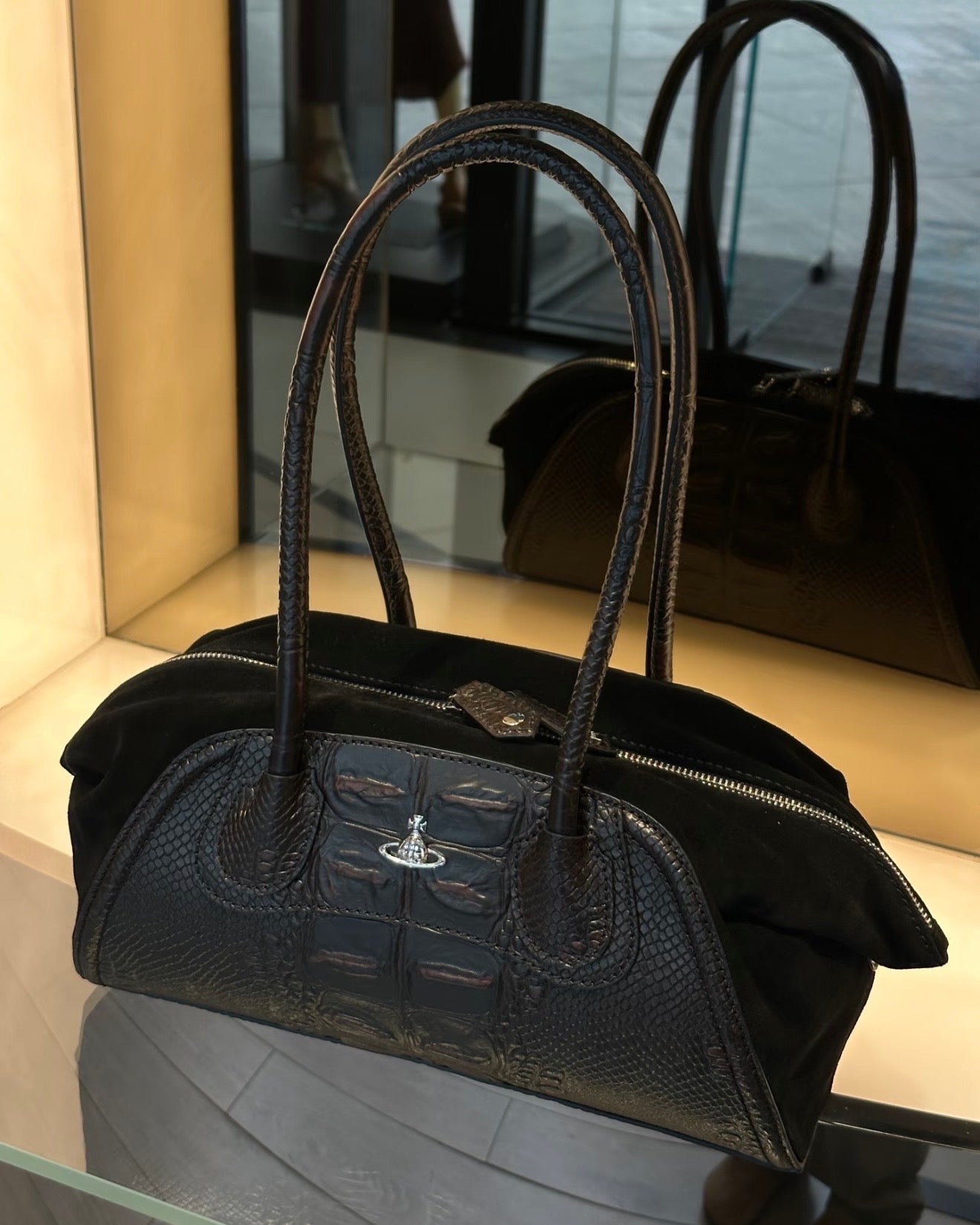 Vivienne Westwood Shirley Small Holdall Bag 最新上架法棍袋 [黑色猄皮限量現貨 年末大折扣中! 容量超大!]
