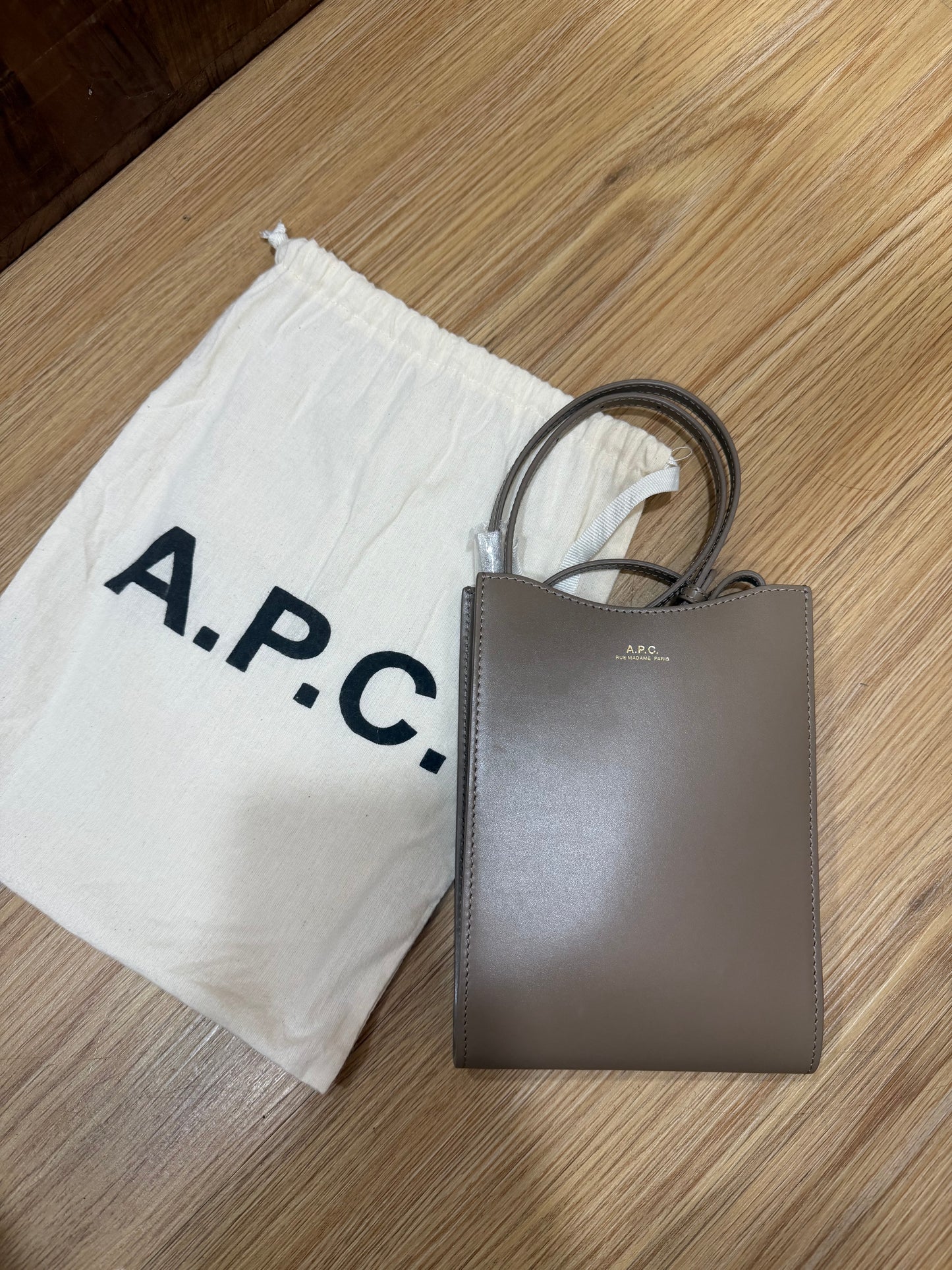 A.P.C. Jamie Neck Pouch 電話包