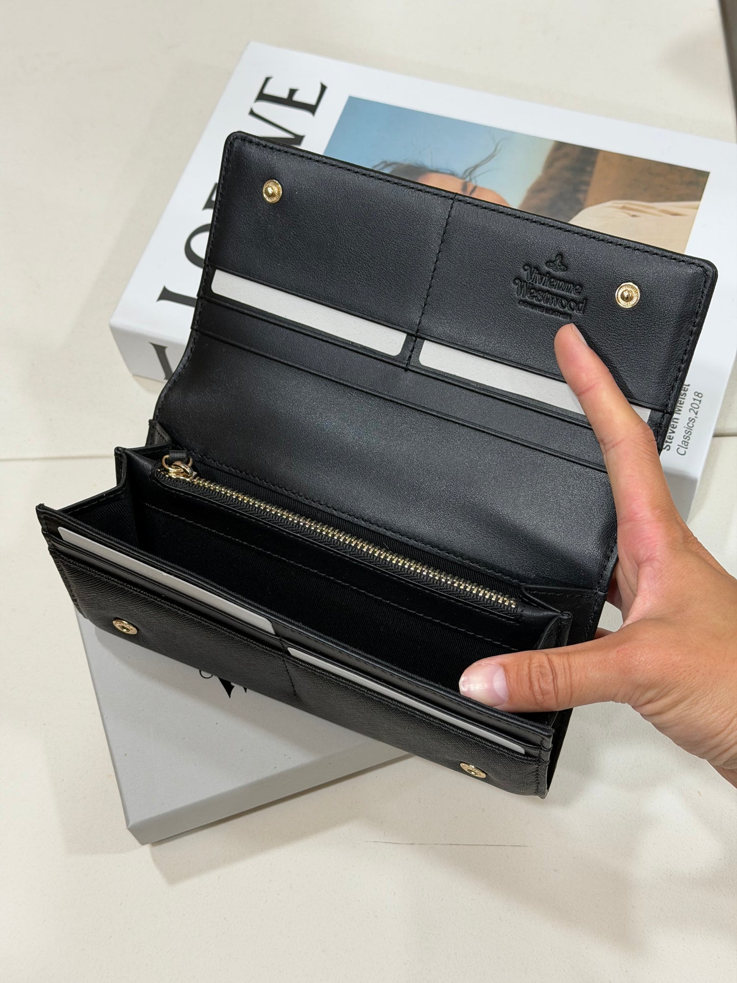 Vivienne Westwood 罕有多間隔長銀包 復古金十字紋￼